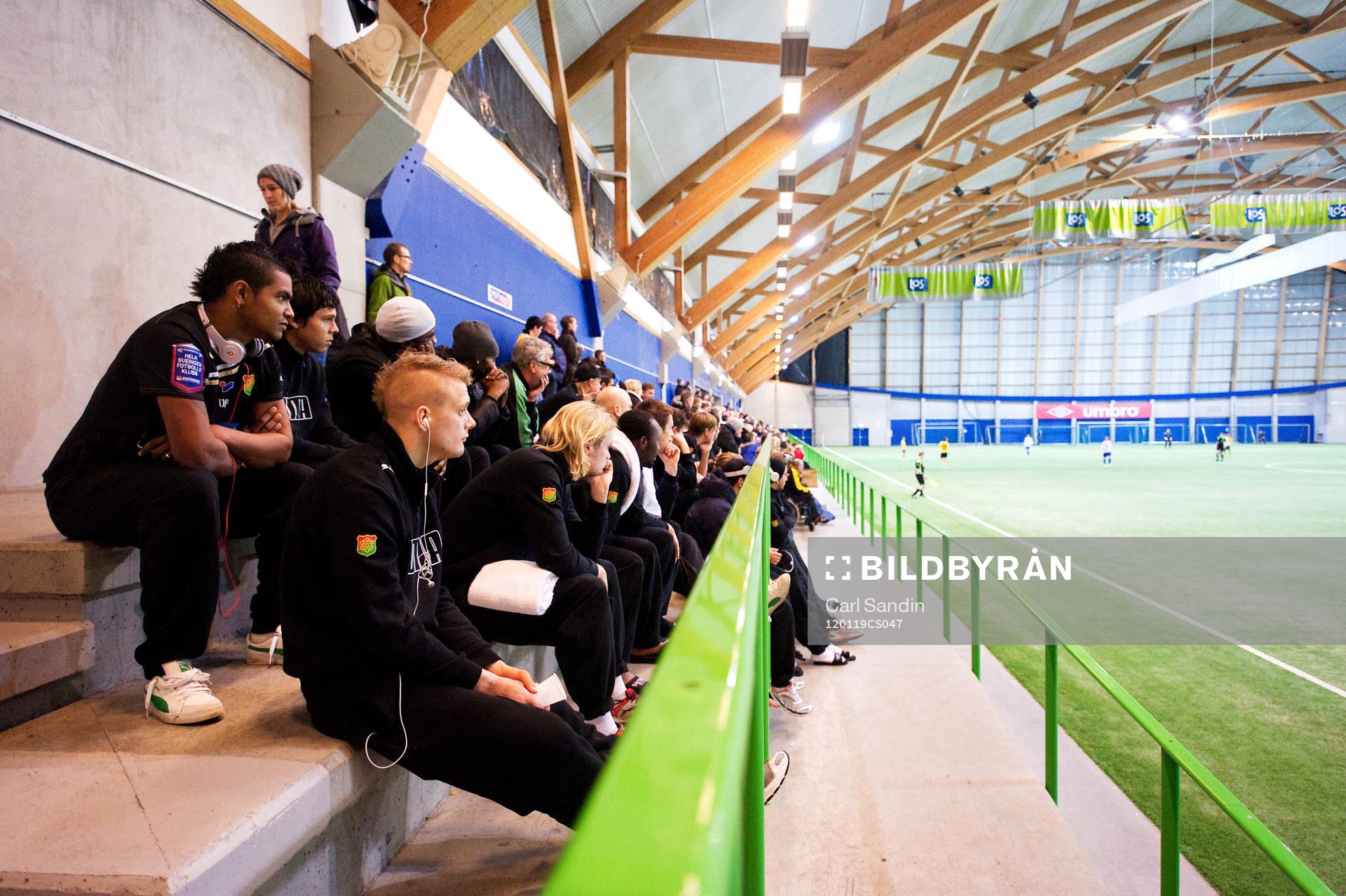 Gais sitter på läktaren och kollar in motståndet i cupen