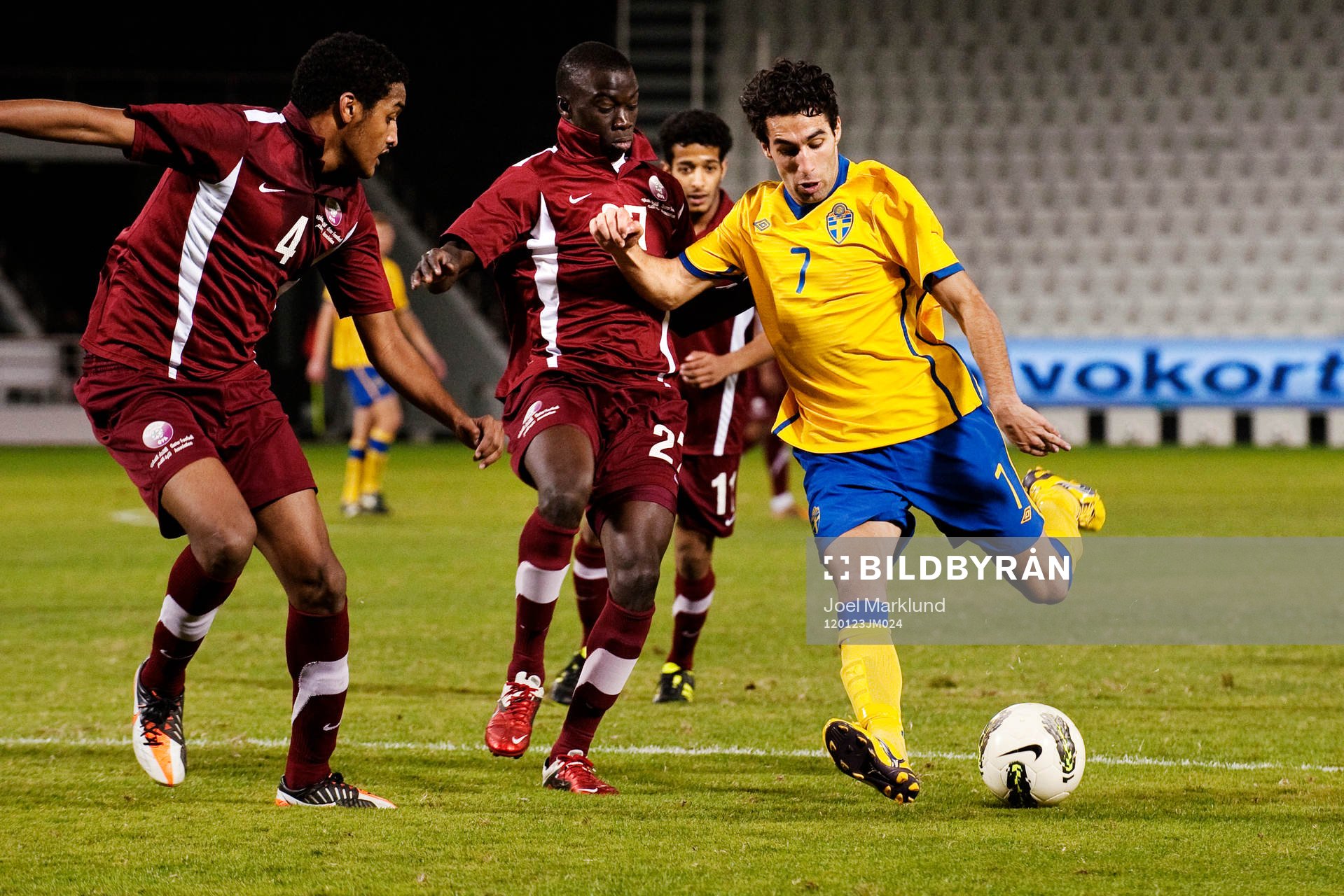 Jimmy Durmaz, Sverige, utmanas av Almahdi Ali Mukhtar och