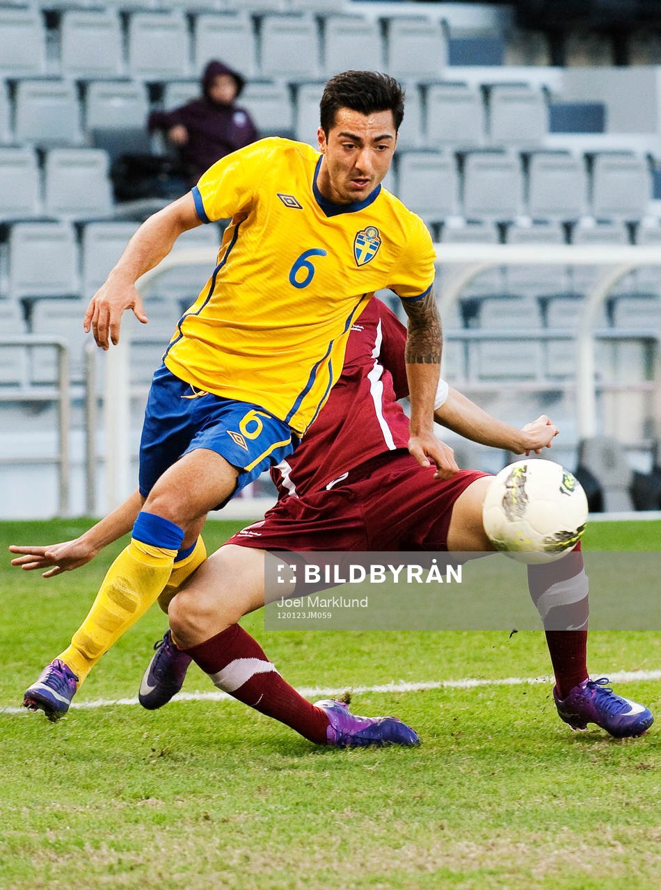 Jiloan Hamad, Sverige, tar sig förbi en qatarisk spelare