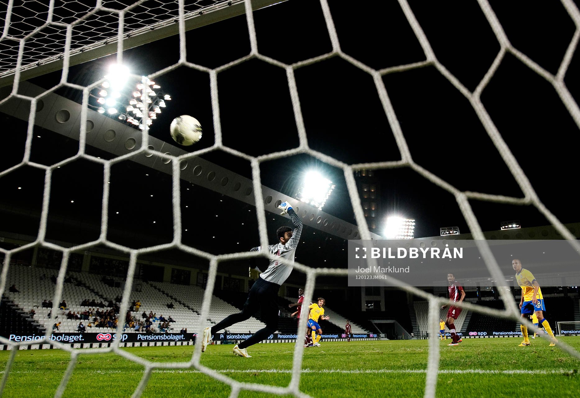 Simon Thern, Sverige, skjuter in 4-0 bakom Saad Abdulla