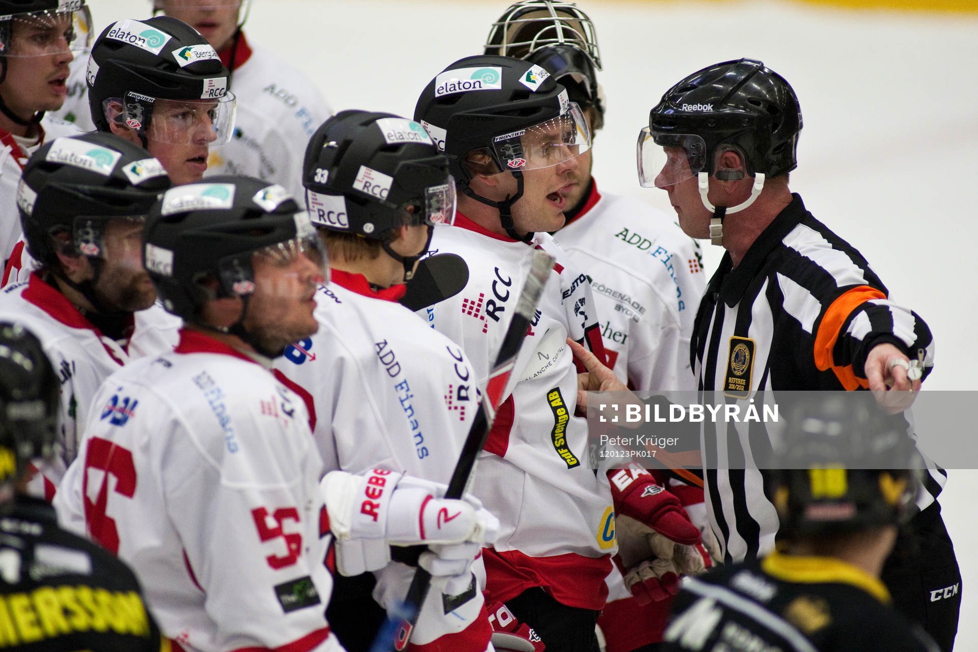 Domare Ulf Rådbjer tar ett snack med Örebro spelarna