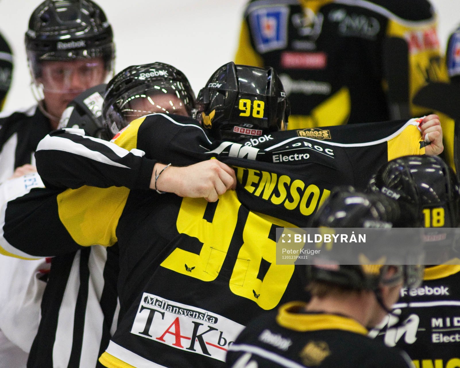 Viktor Mårtensson, Västerås, blir stoppad av linjedomare