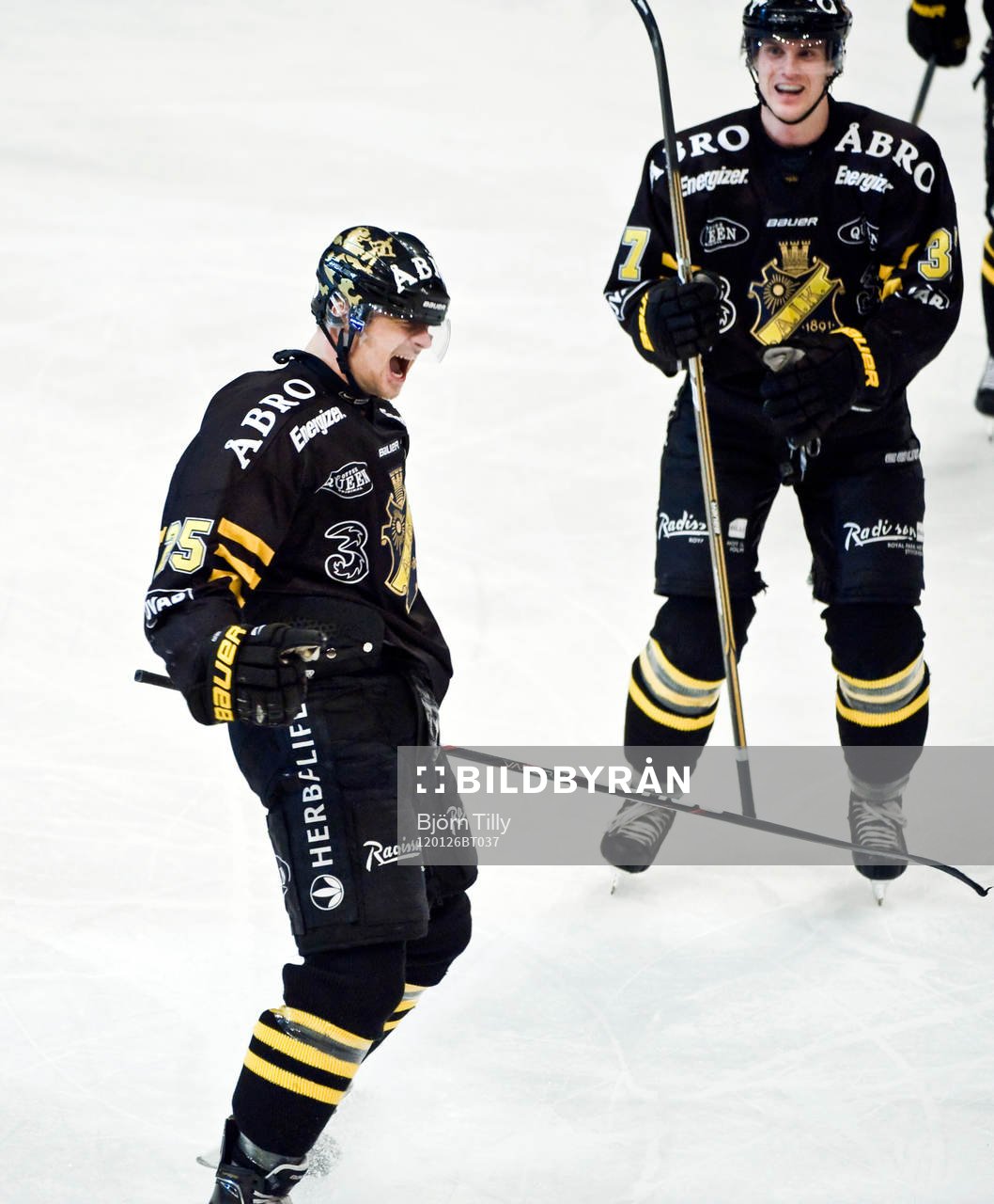 Johannes Salmonsson och Stefan Johansson, AIK, jubel