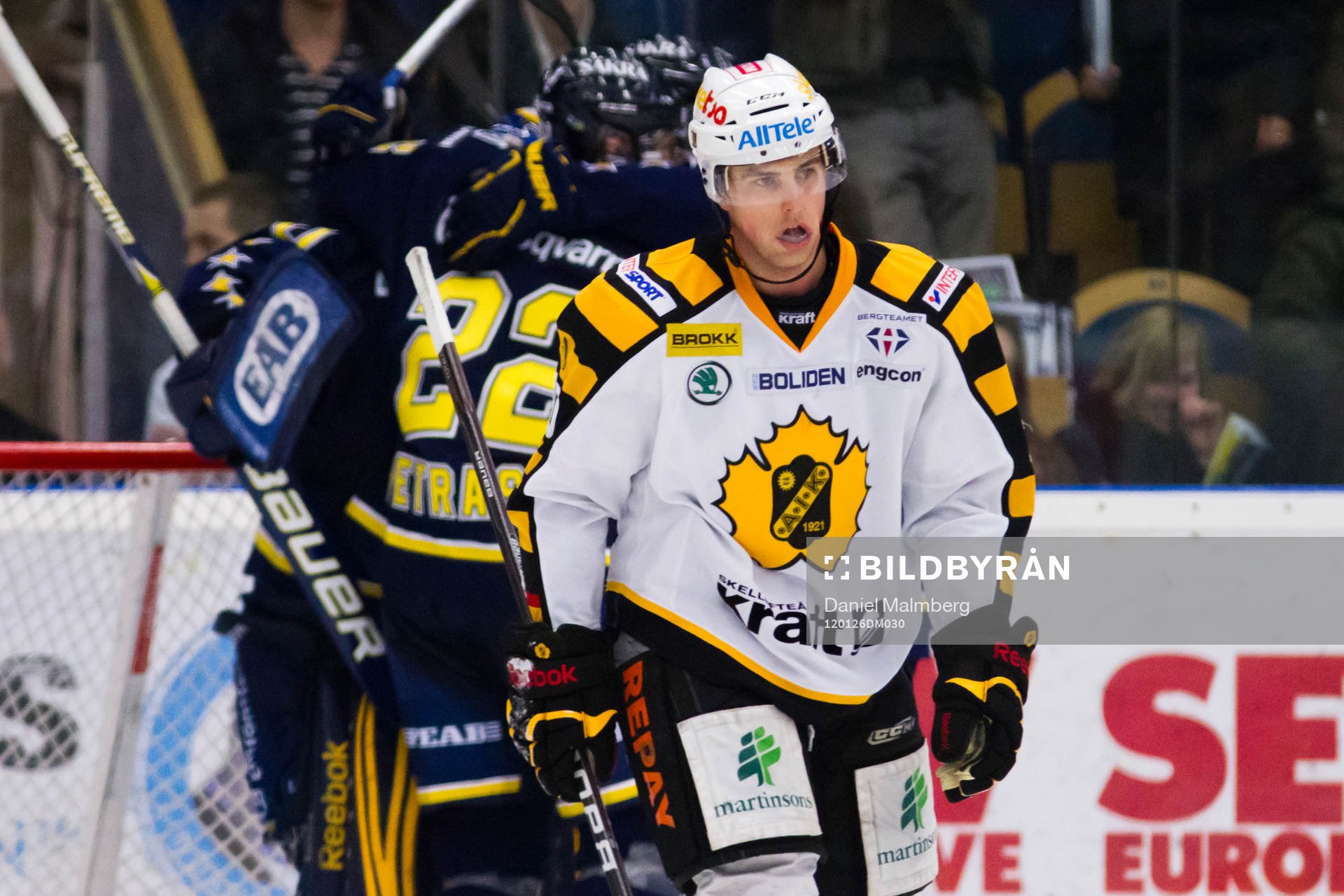 Skellefteåspelare depp samtidigt som HV71 jublar, jubel