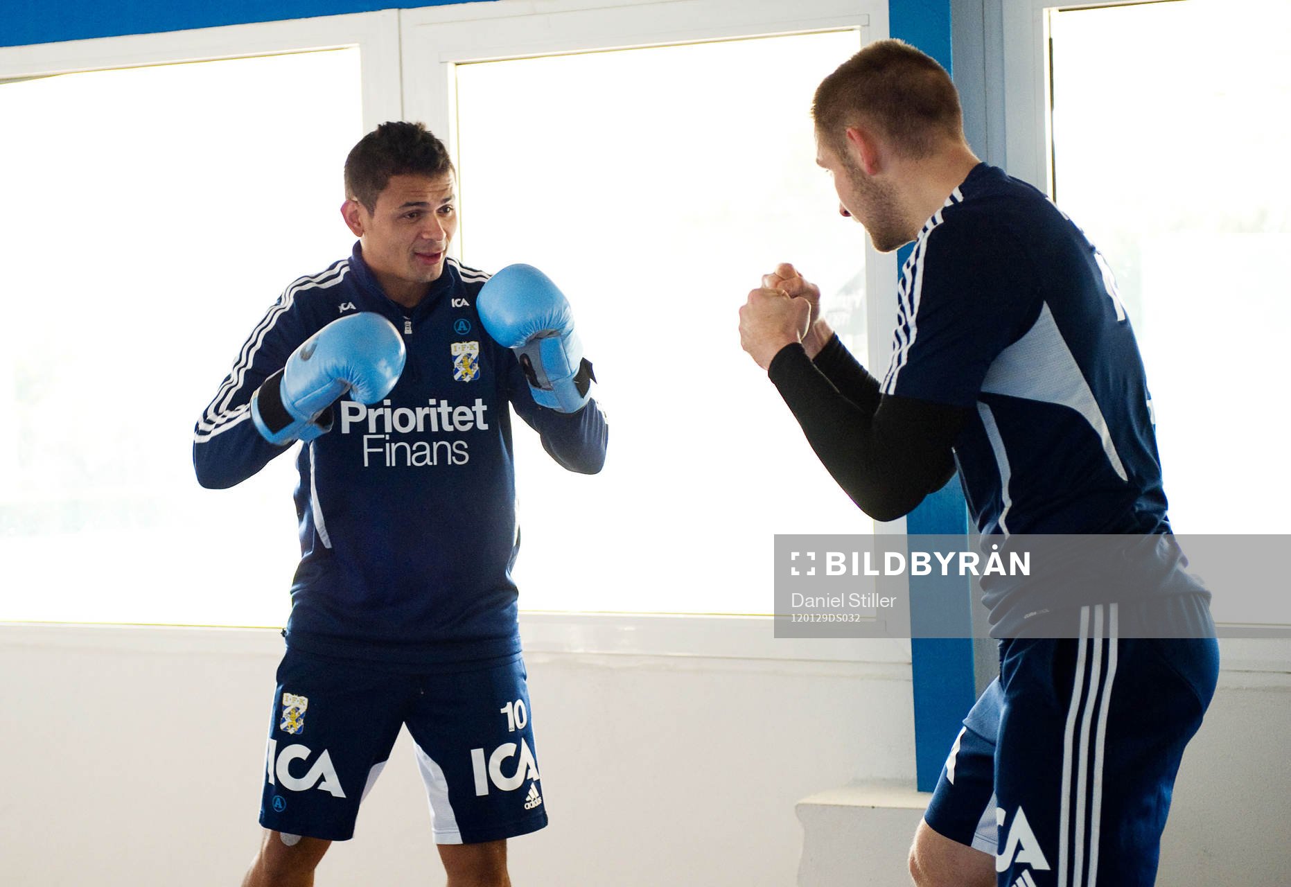 Daniel Sobralense och John Alvbåge, målvakt, boxas