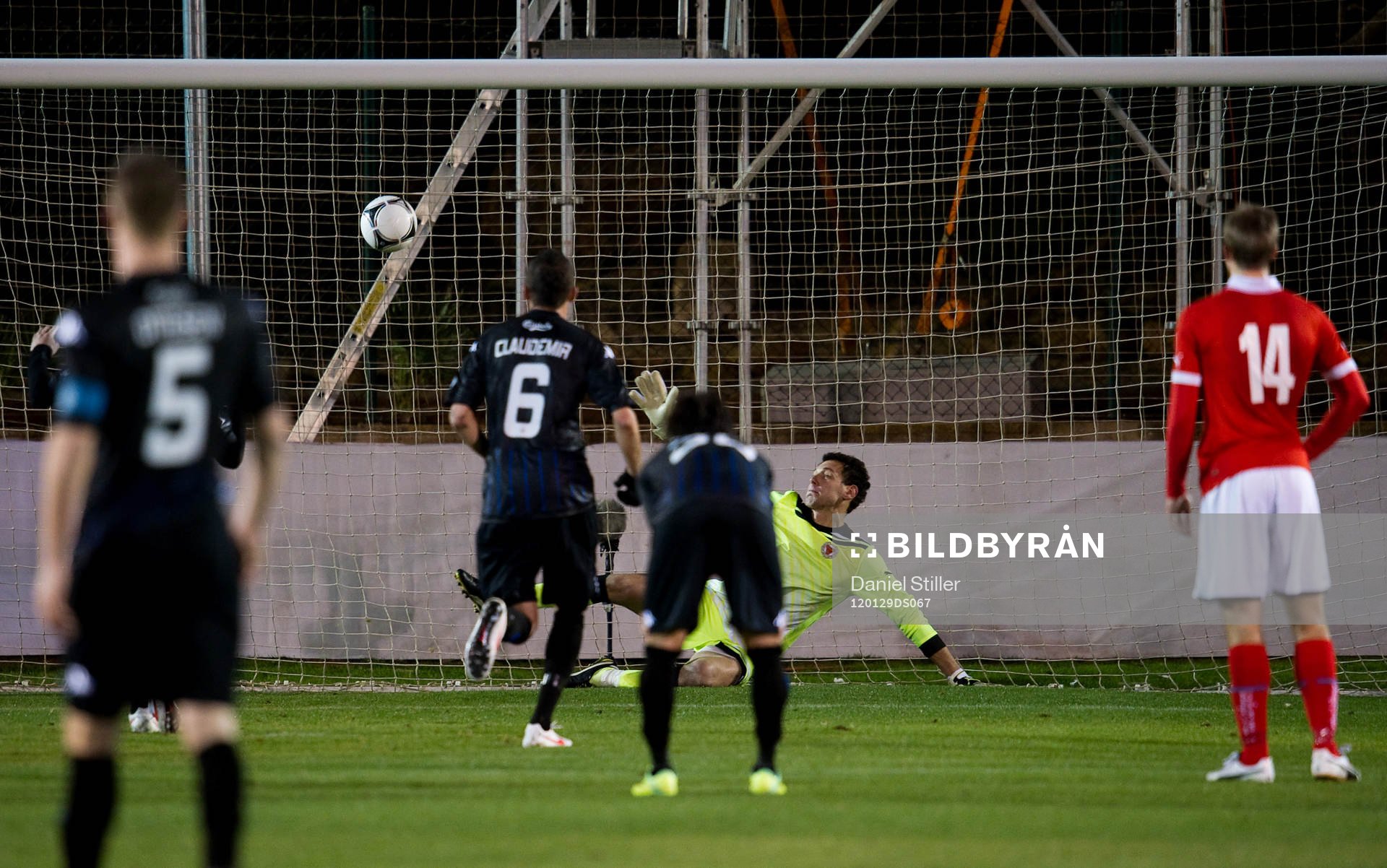  Cesar Santin, FC Köpenhamn, gör 1-0 på straff bakom Etrit Berisha, målvakt Kalmar