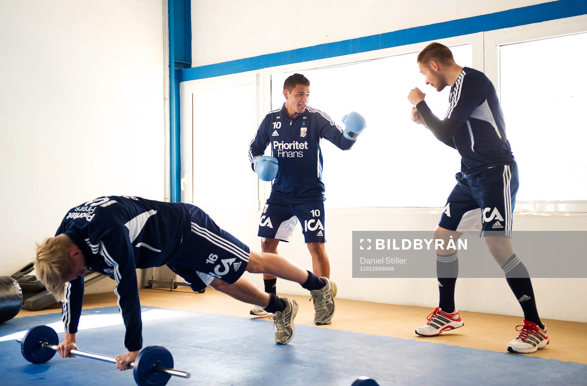 Daniel Sobralense och John Alvbåge, målvakt, boxas