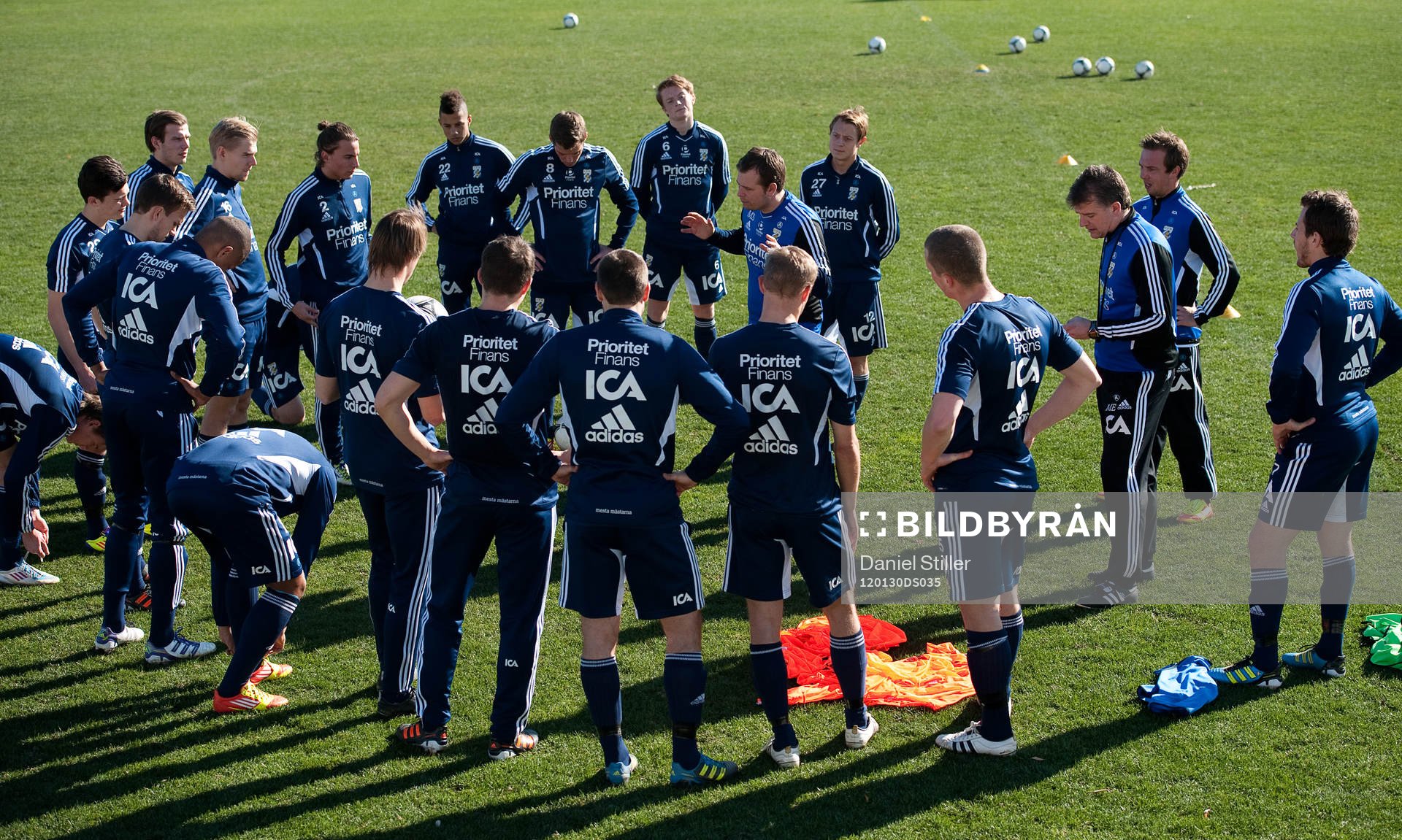 Samling med Mikael Stahre, tränare, i mitten