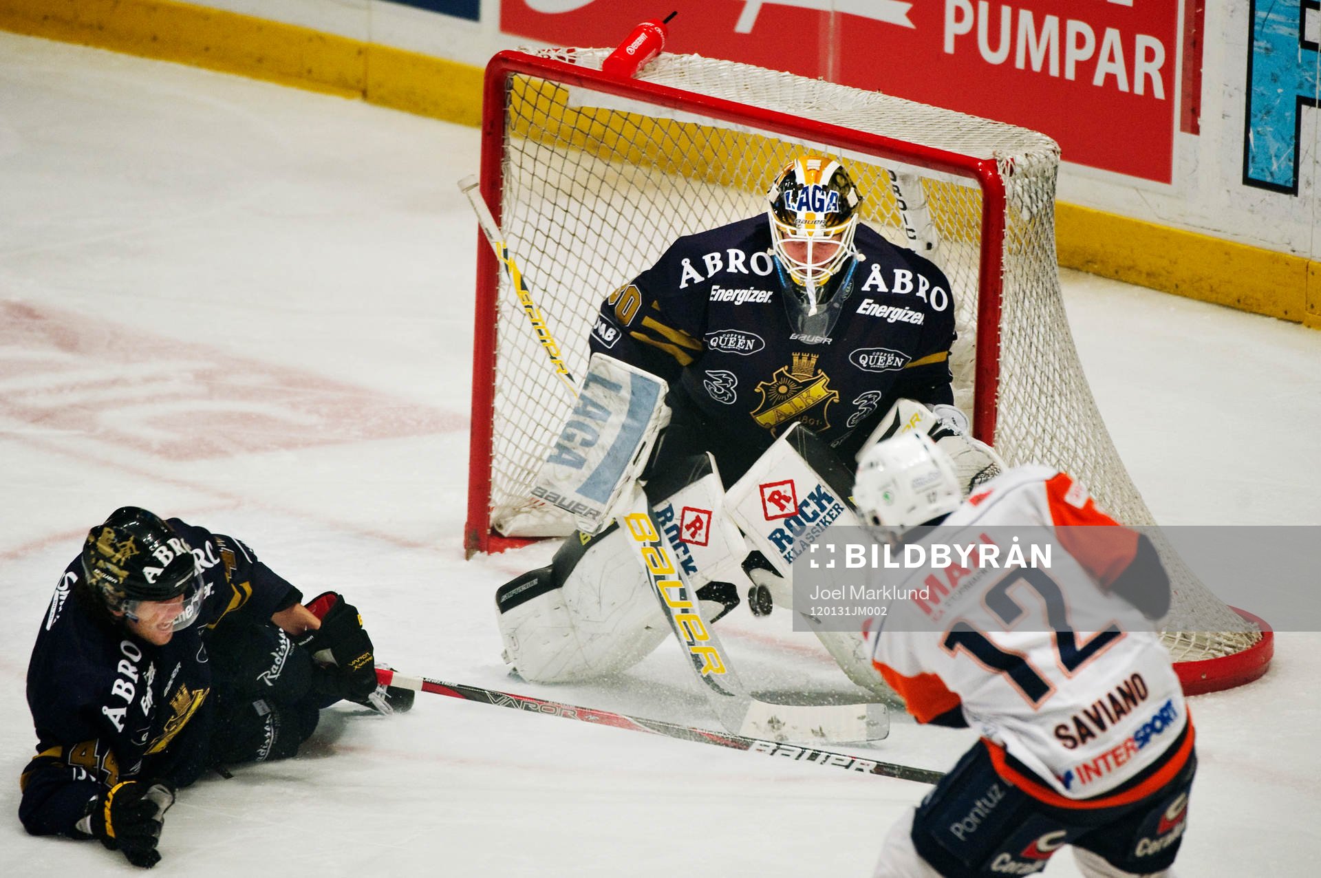 Josh MacNevin, AIK, ser Steve Saviano, Växjö, skjuta ett