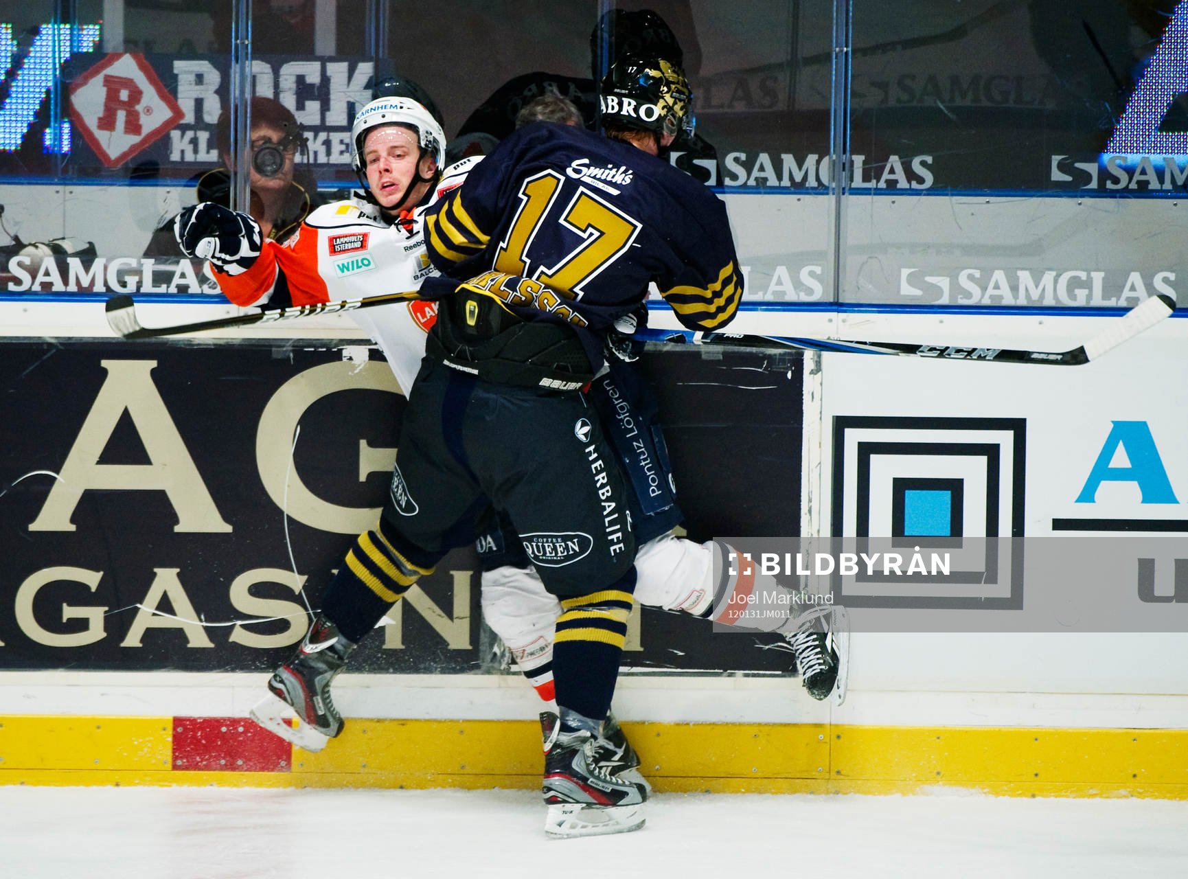 Anders Eriksson, Växjö, blir tacklad av Fredrik Carlsson,
