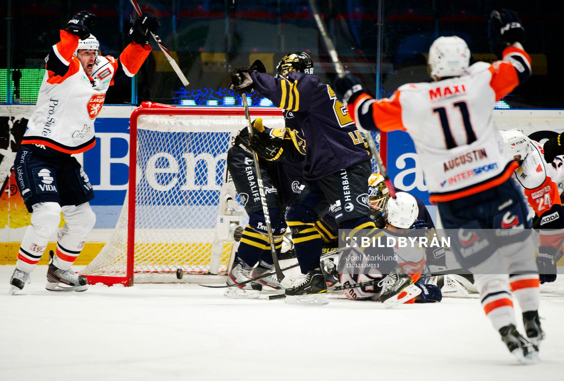 Peter Ölvecky, Växjö, till vänster, jubel