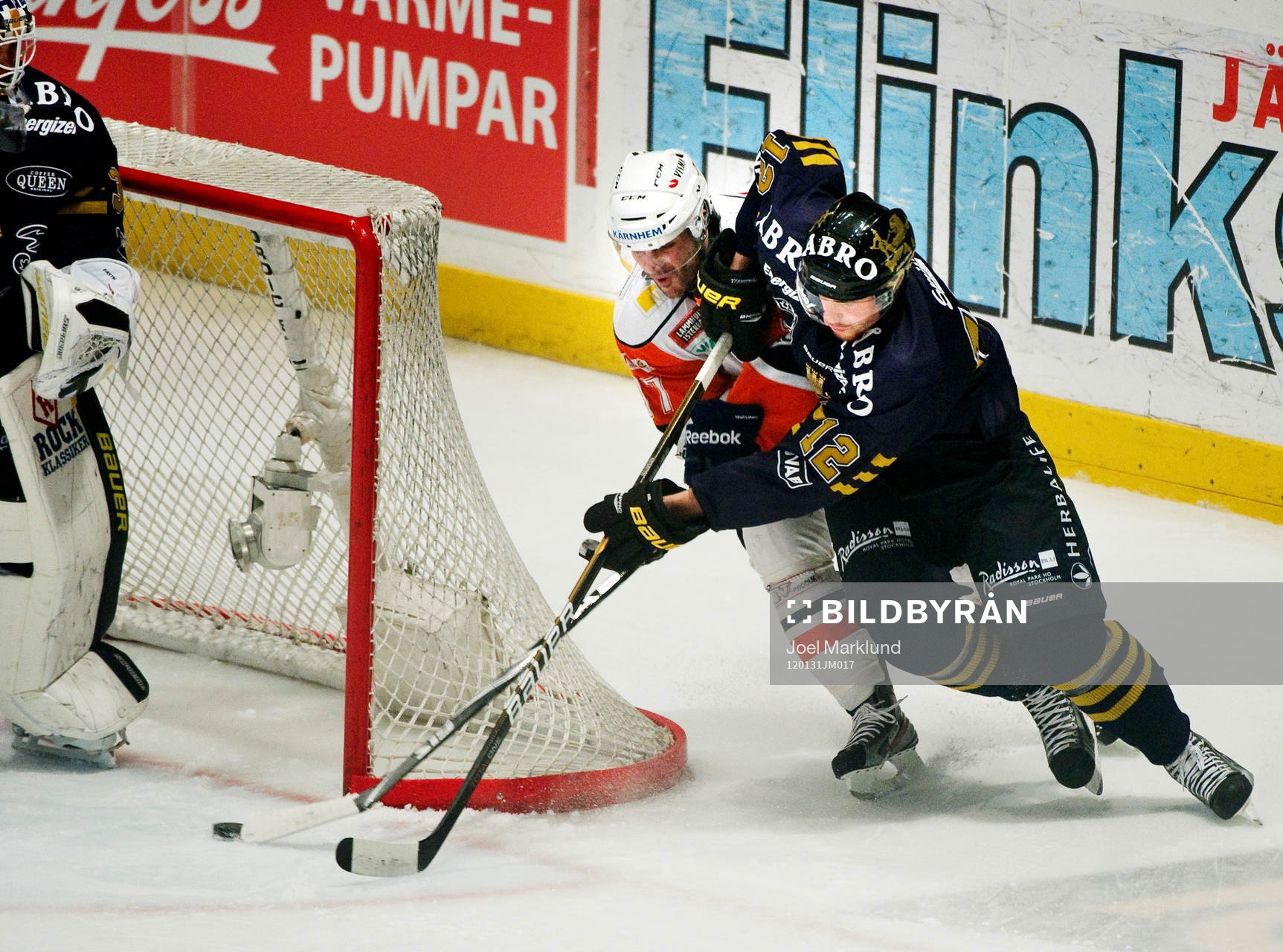 Tomas Netik, Växjö, är nära att stjäla pucken av