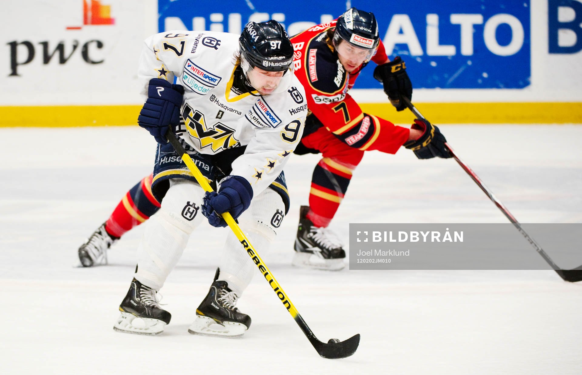Per Ledin, HV71, tar sig förbi Andreas Holmqvist,