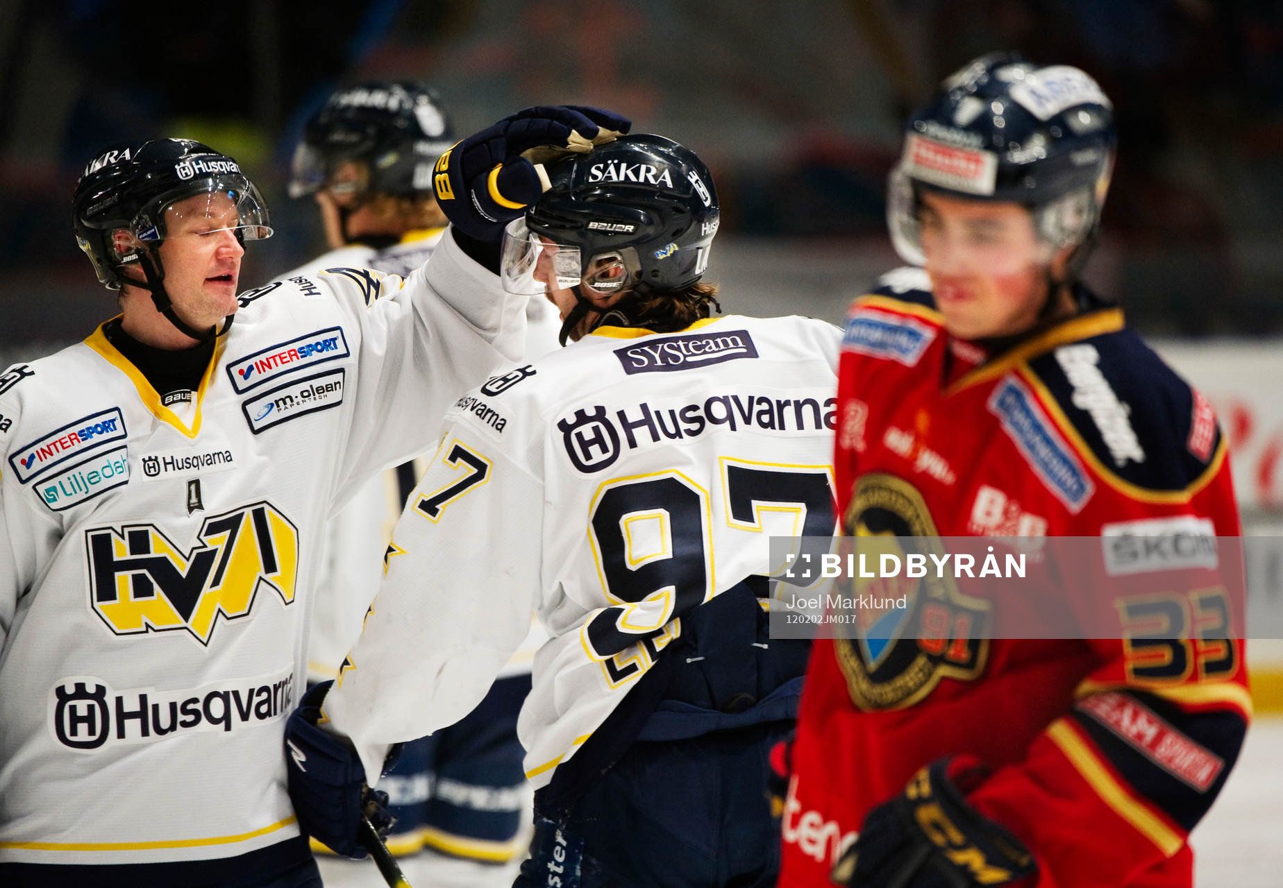 Mats Trygg klappar Per Ledin, HV71, på huvudet