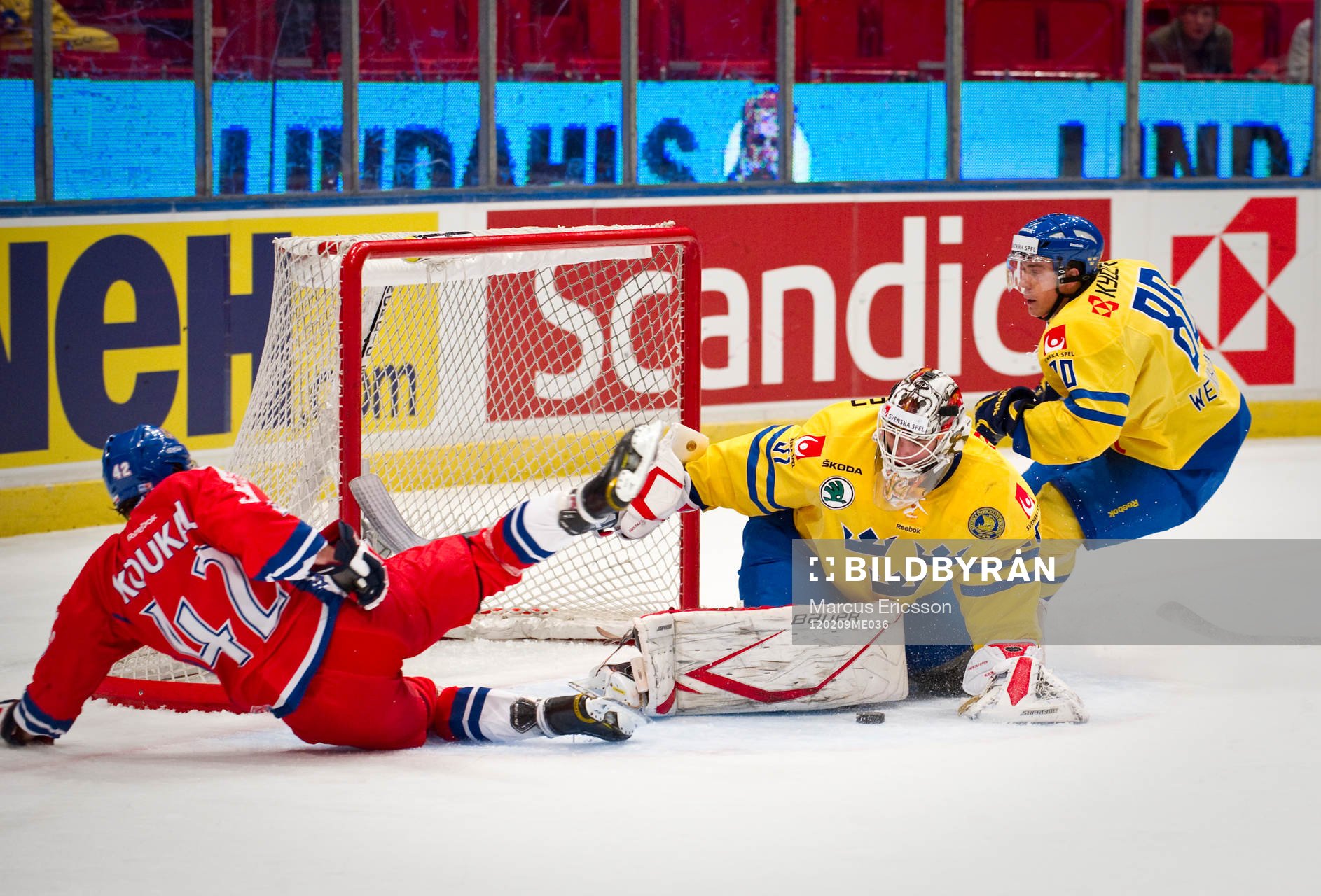Johan Gustafsson, målvakt Sverige täcker undan Patr
