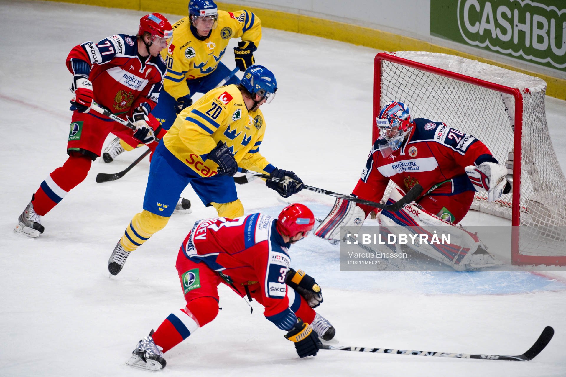 Sverige och Joel Lundqvist pressar på det ryska målet