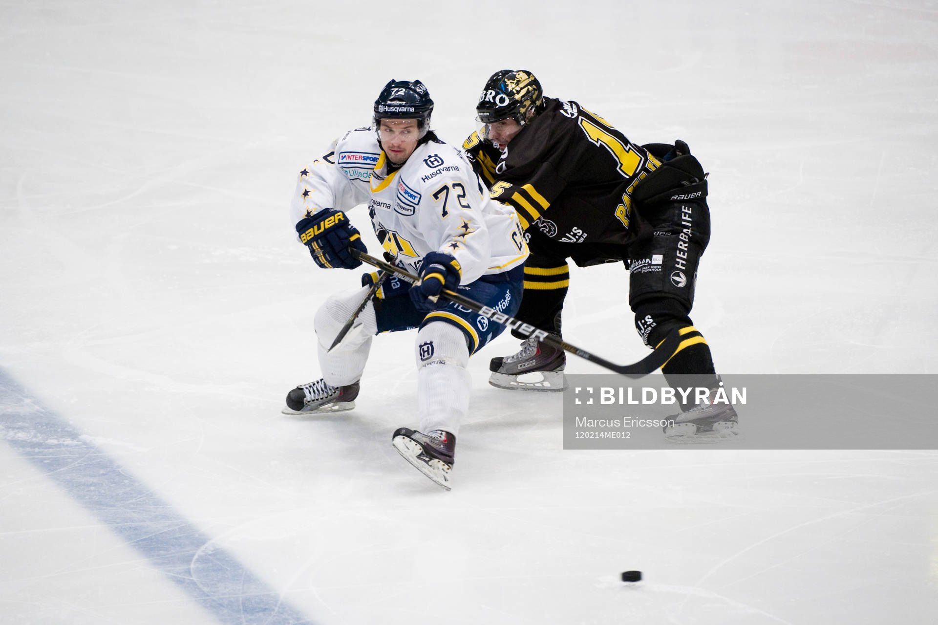 Patrik Carlsson, HV71 med Rastislav Pavlikovsky, AIK i