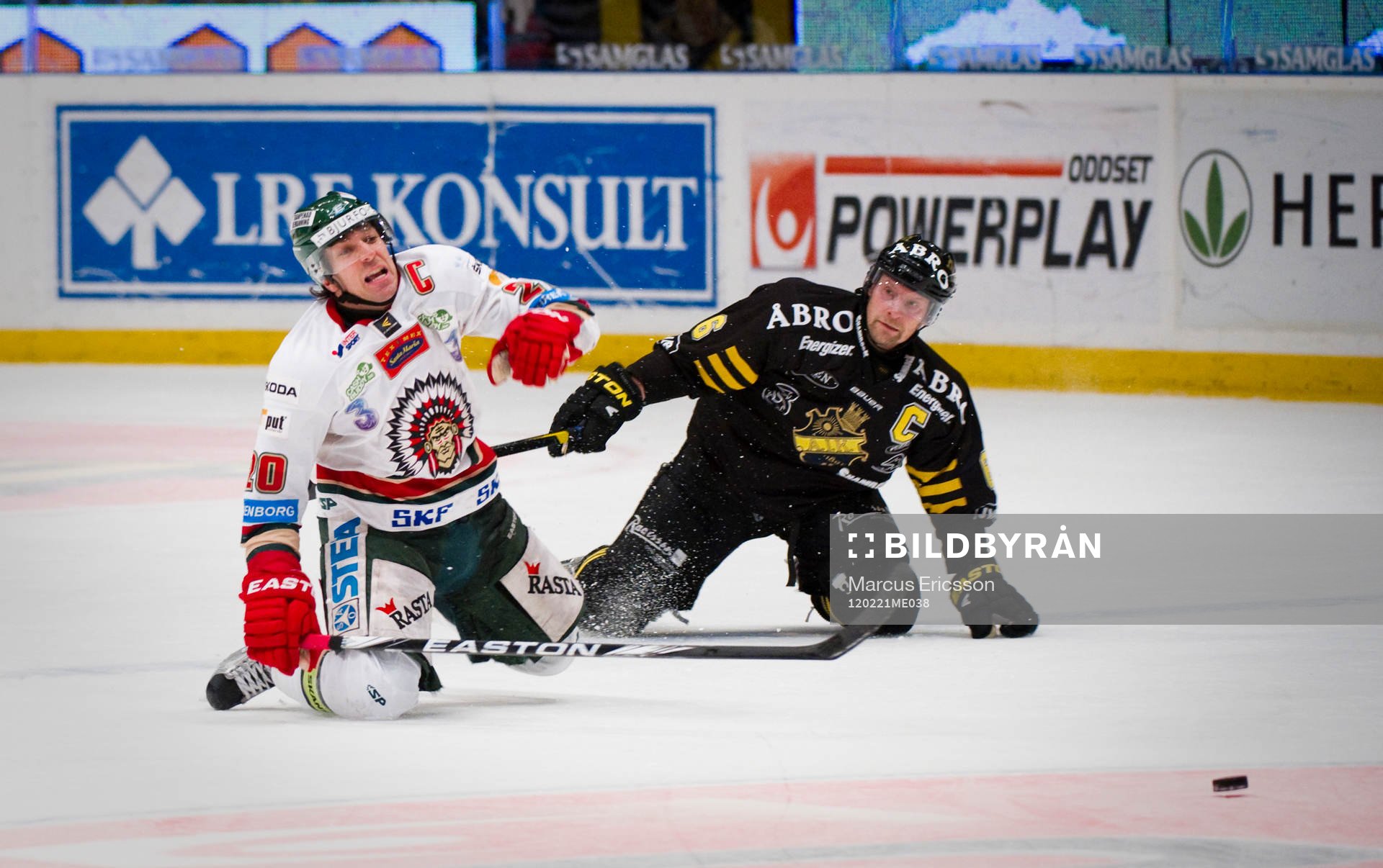 Joel Lundqvist, Frölunda trycks ned av Dick Tärnström,