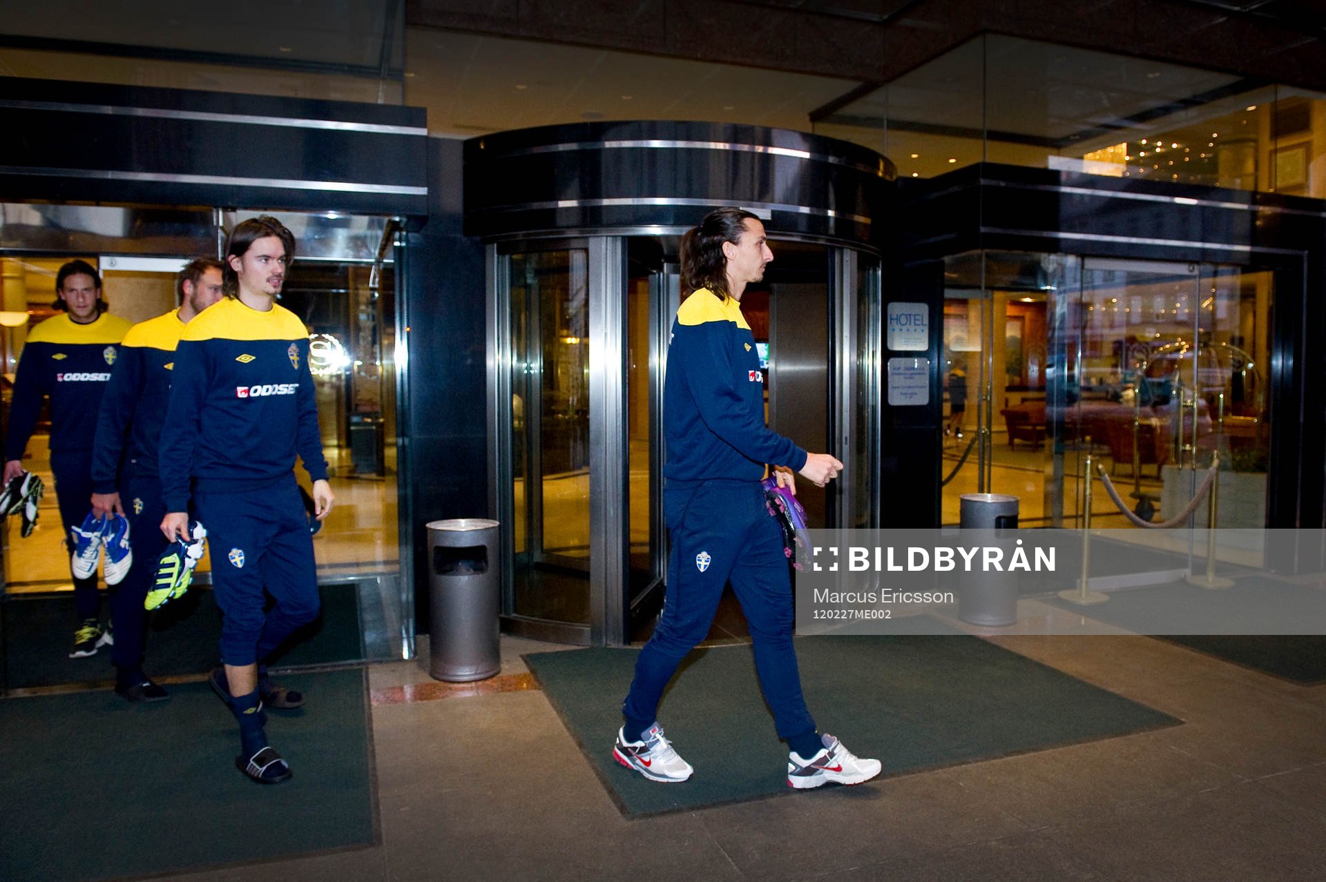  Zlatan Ibrahimovic med efterföljande Mikael Lustig lämnar spelarhotellet