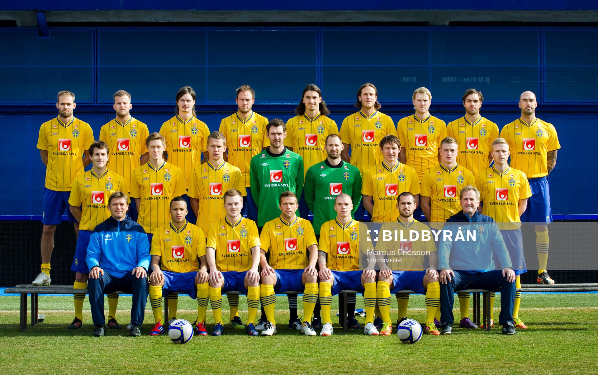 Bak fr.v. Olof Mellberg, Mikael Antonsson, Mikael Lustig,