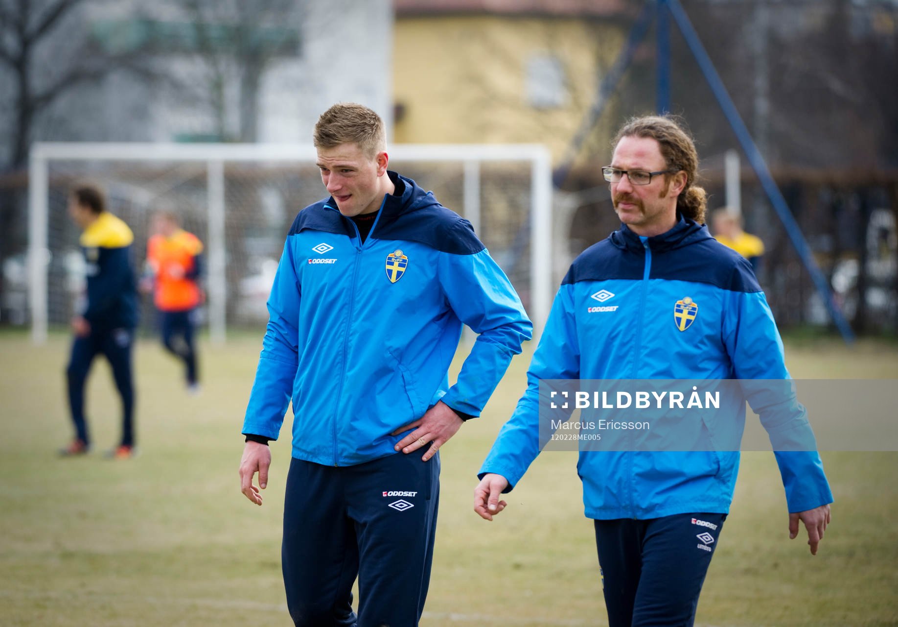  John Guidetti håller sig för höften och lämnar träningen