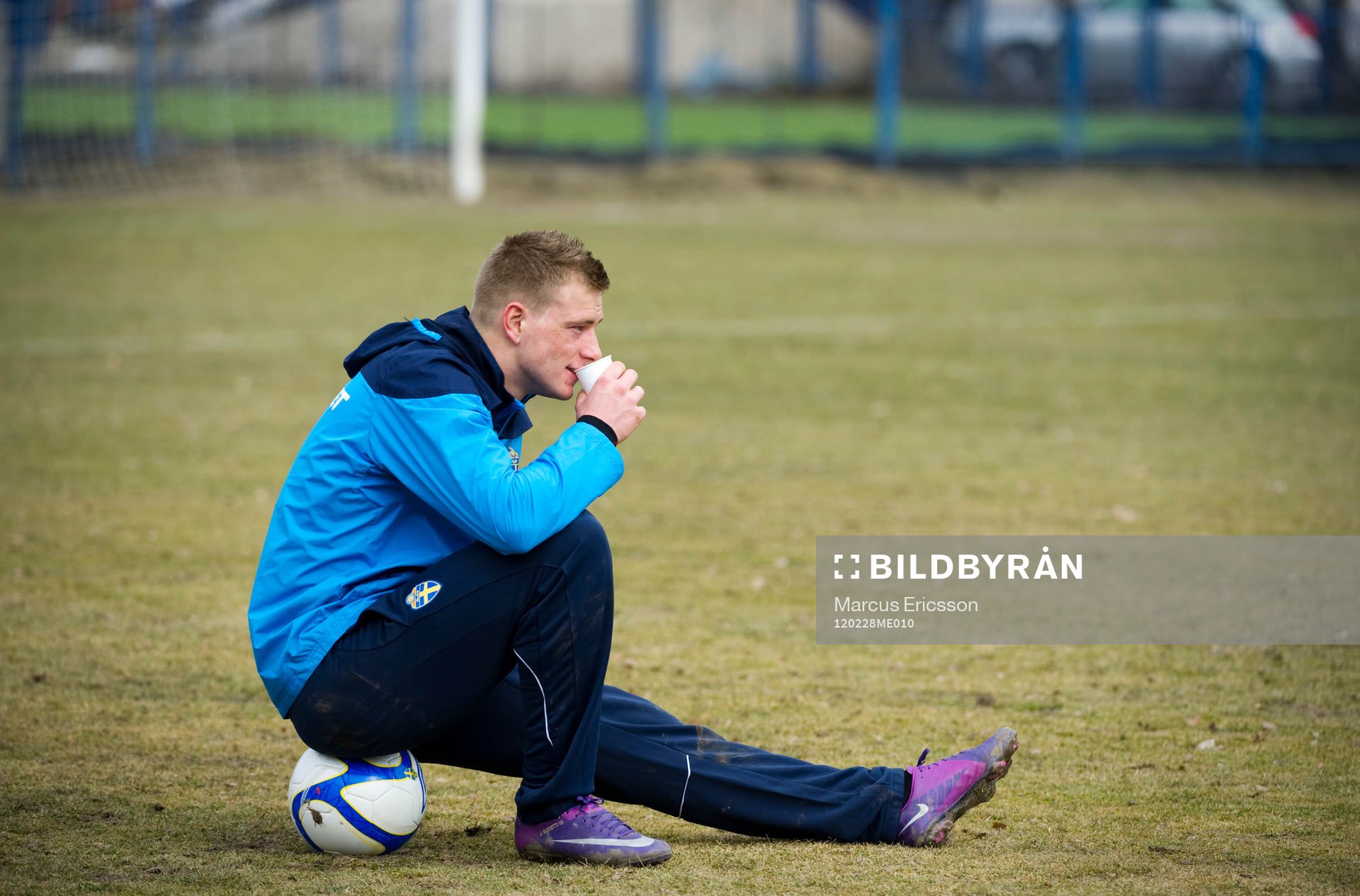 John Guidetti tittar på träningen