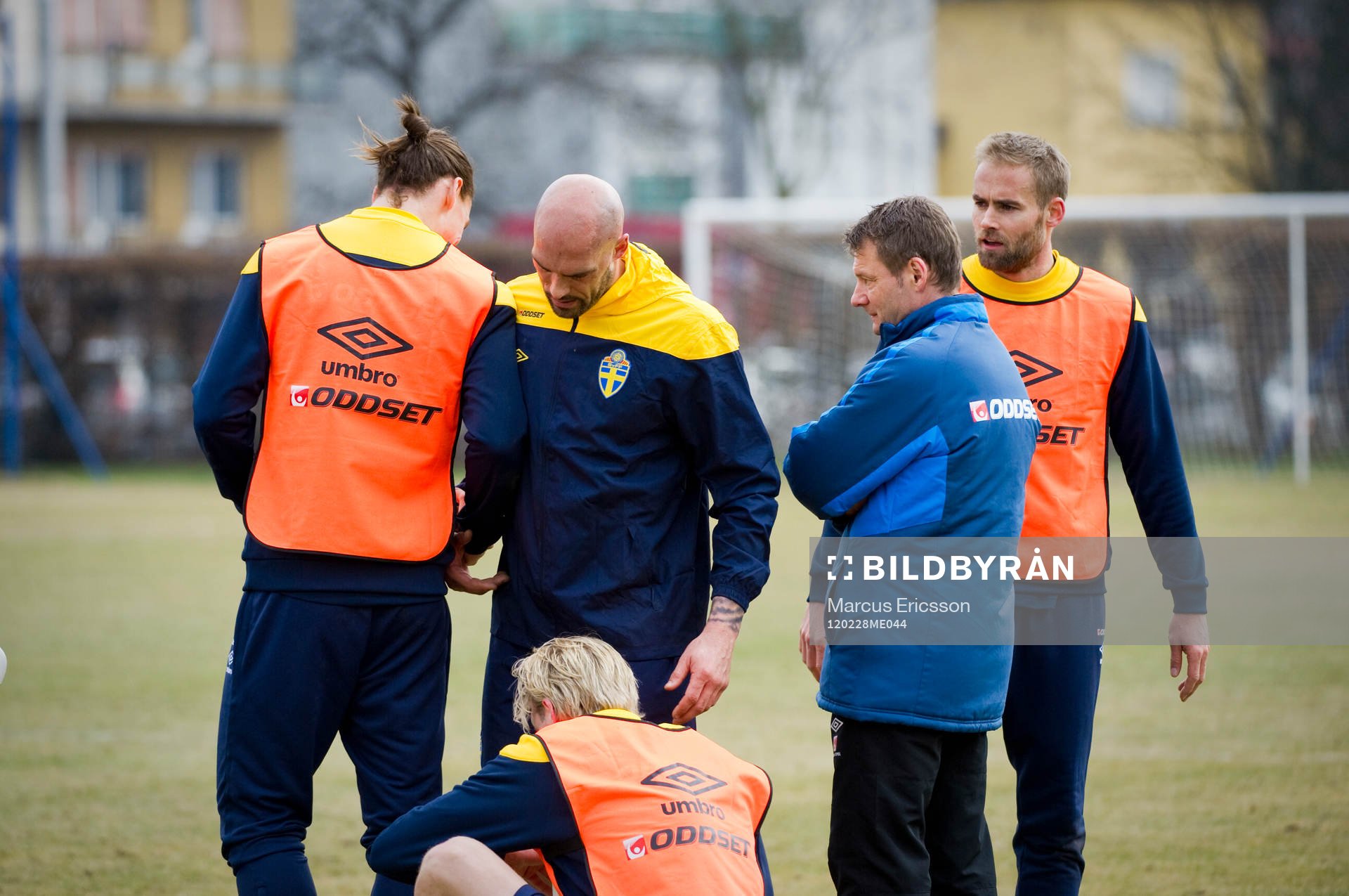 Daniel Majstorovic grinar illa när han går förbi Zlatan
