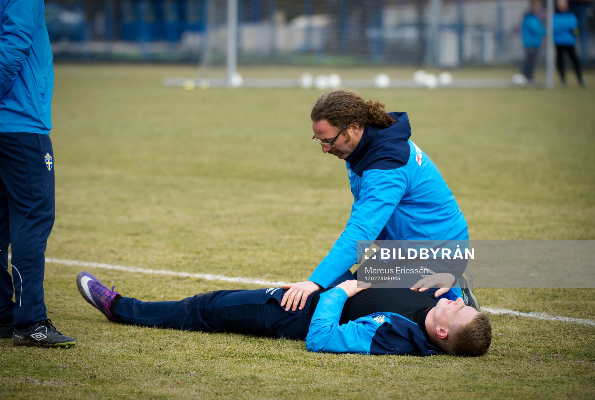 Richard Dahan tar hand om John Guidetti som har ont