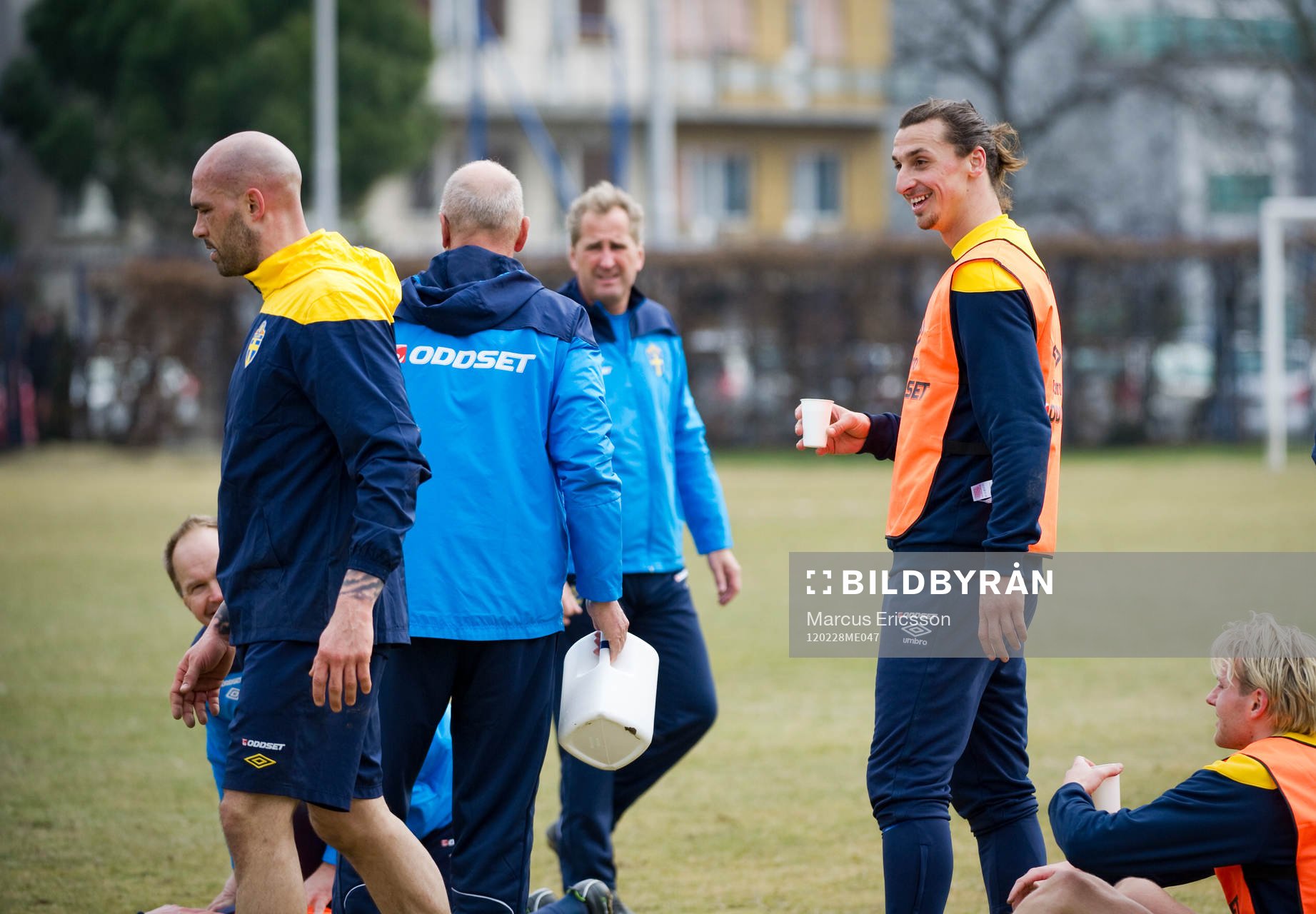 Daniel Majstorovic grinar illa när han går förbi Zlatan