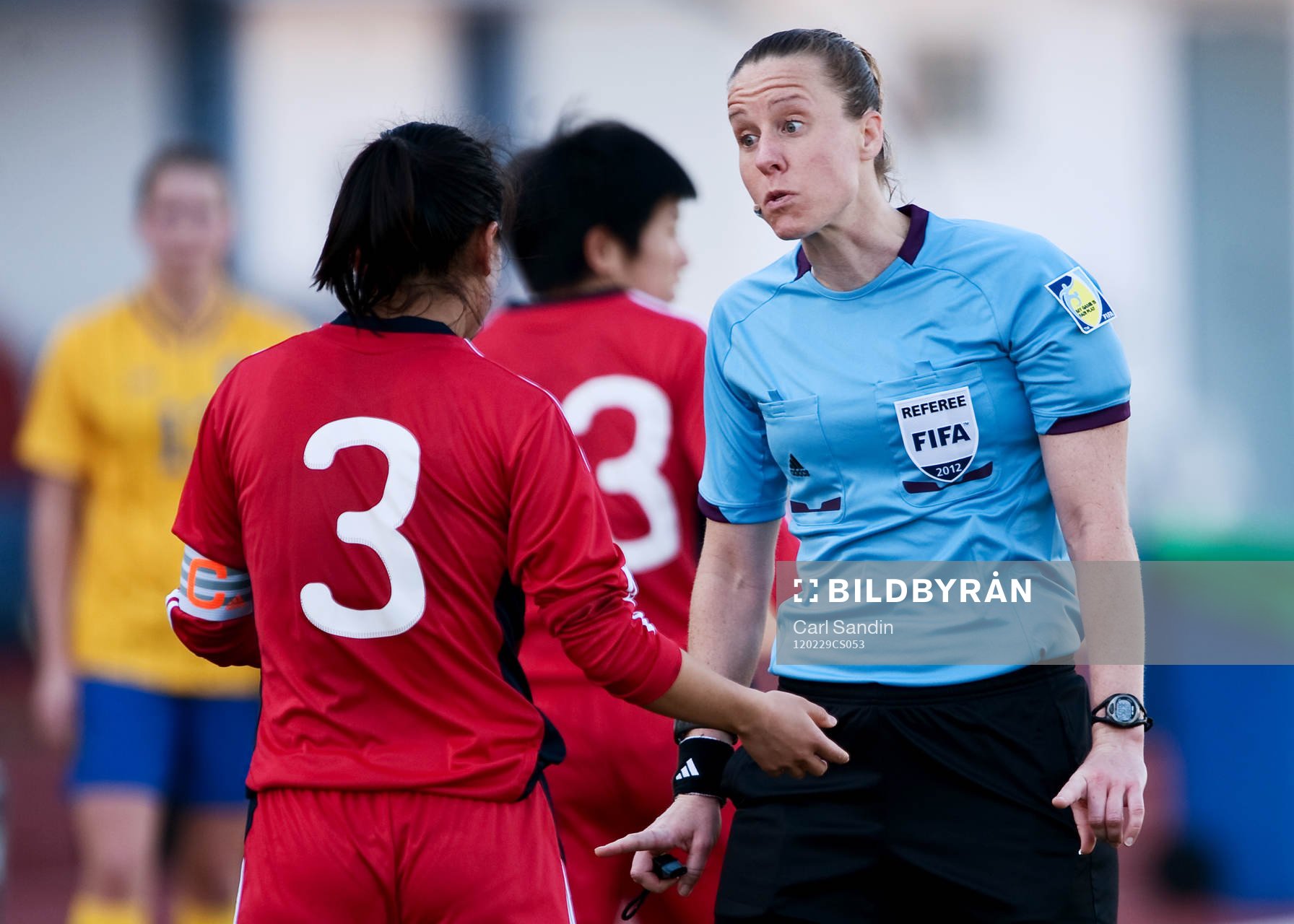Margaret Domka, domare, USA, pratar med Zhou Gaoping, Kina