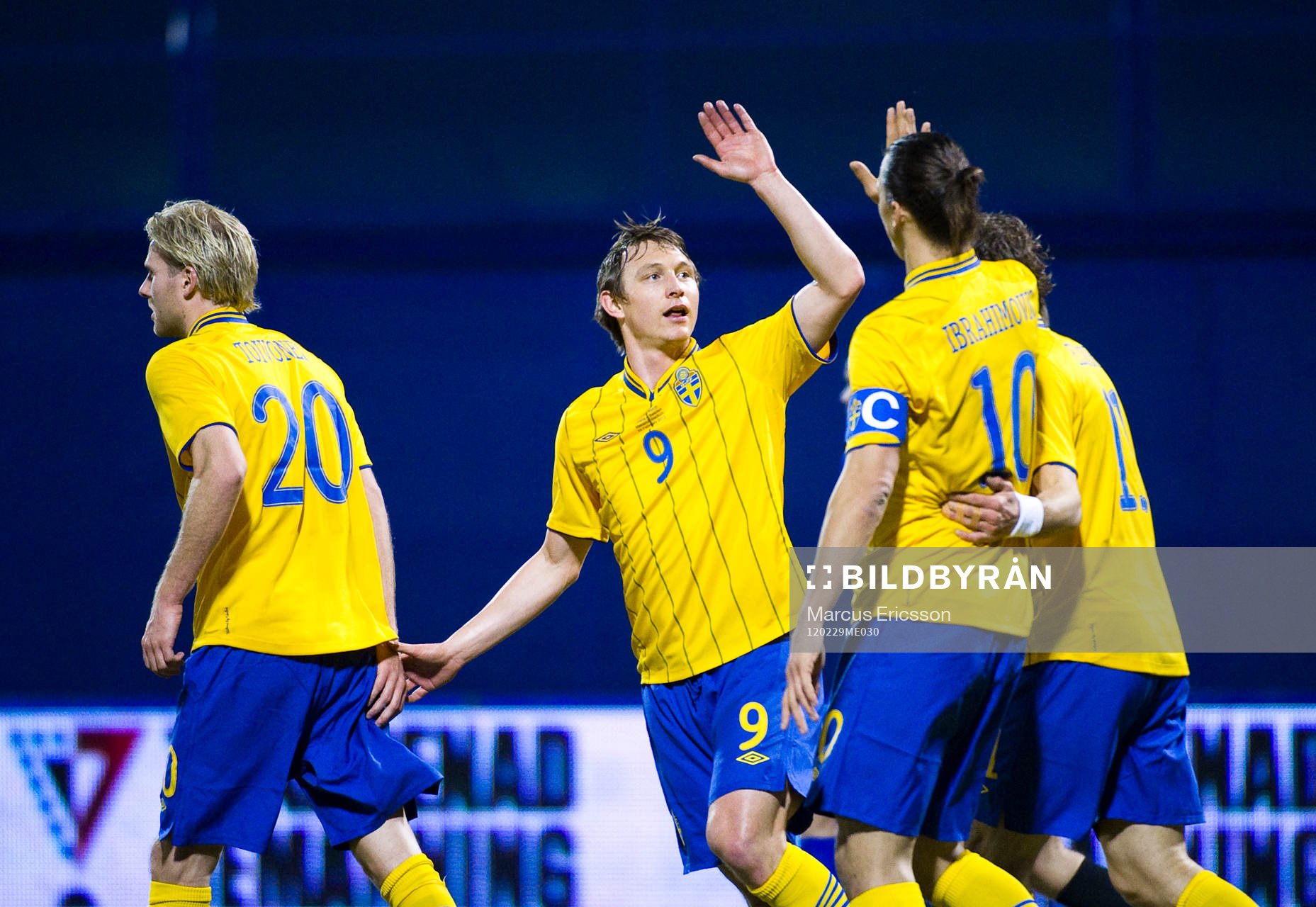 Kim Källström och Zlatan Ibrahimovic gör high-five, jubel