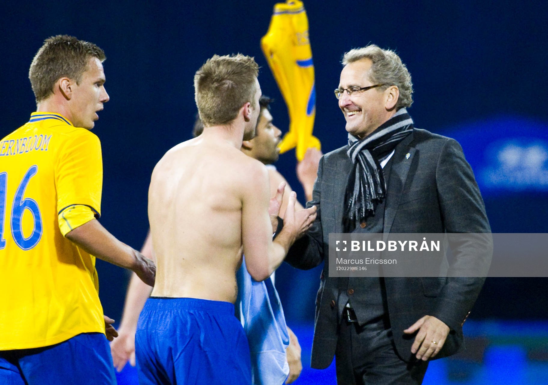 Glad Erik Hamrén, förbundskapten gratulerar Sebastian