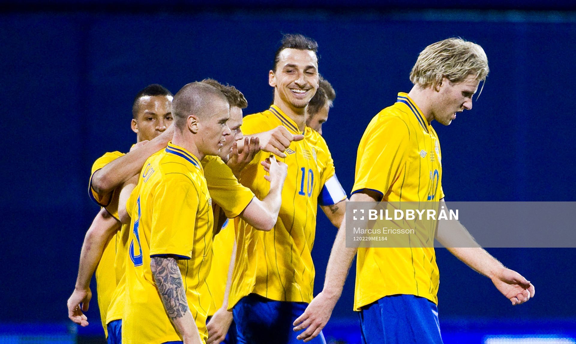 En glad Zlatan Ibrahimovic jublar med laget