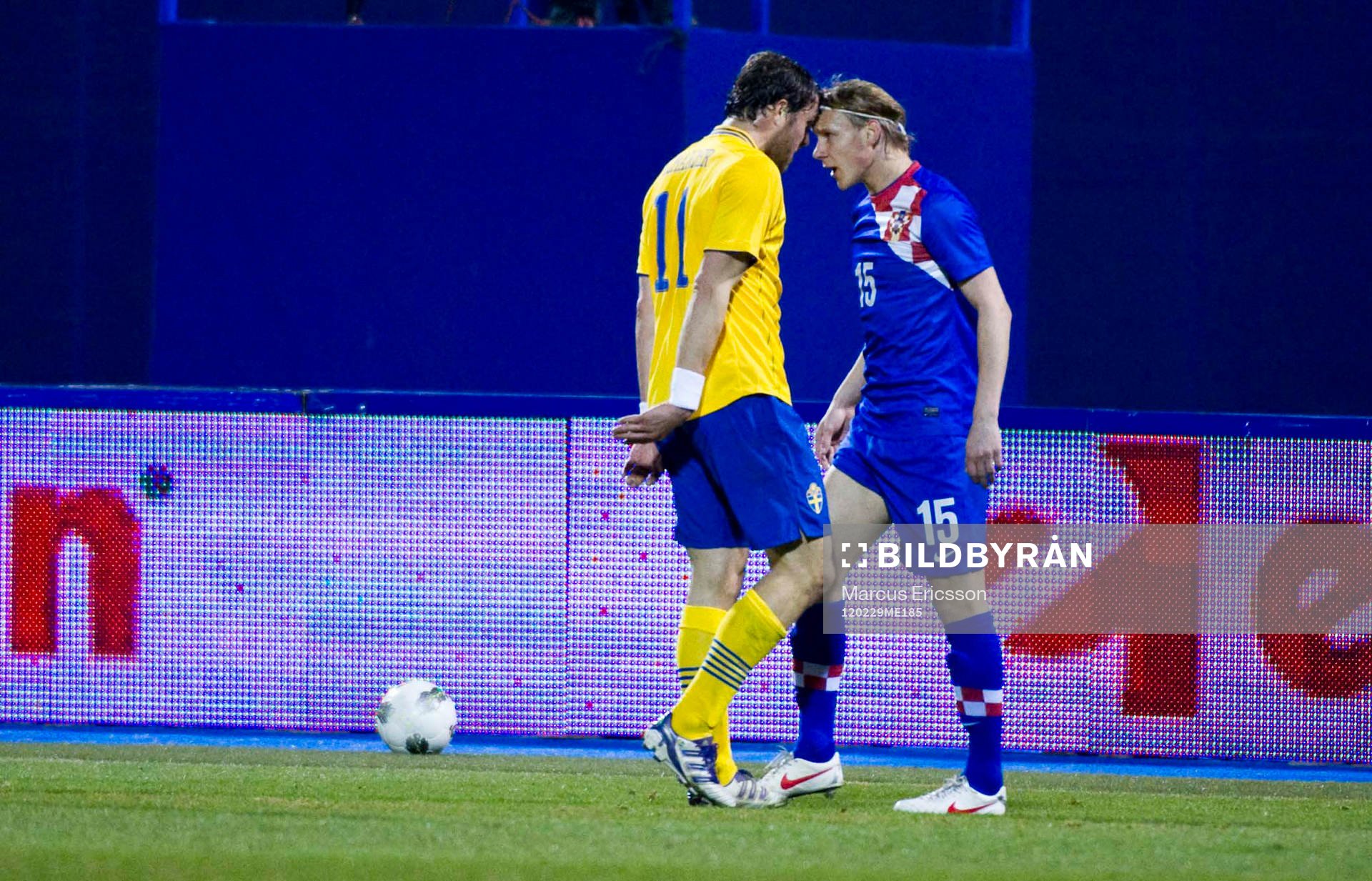 Johan Elmander mot Domagoj Vida, Kroatien