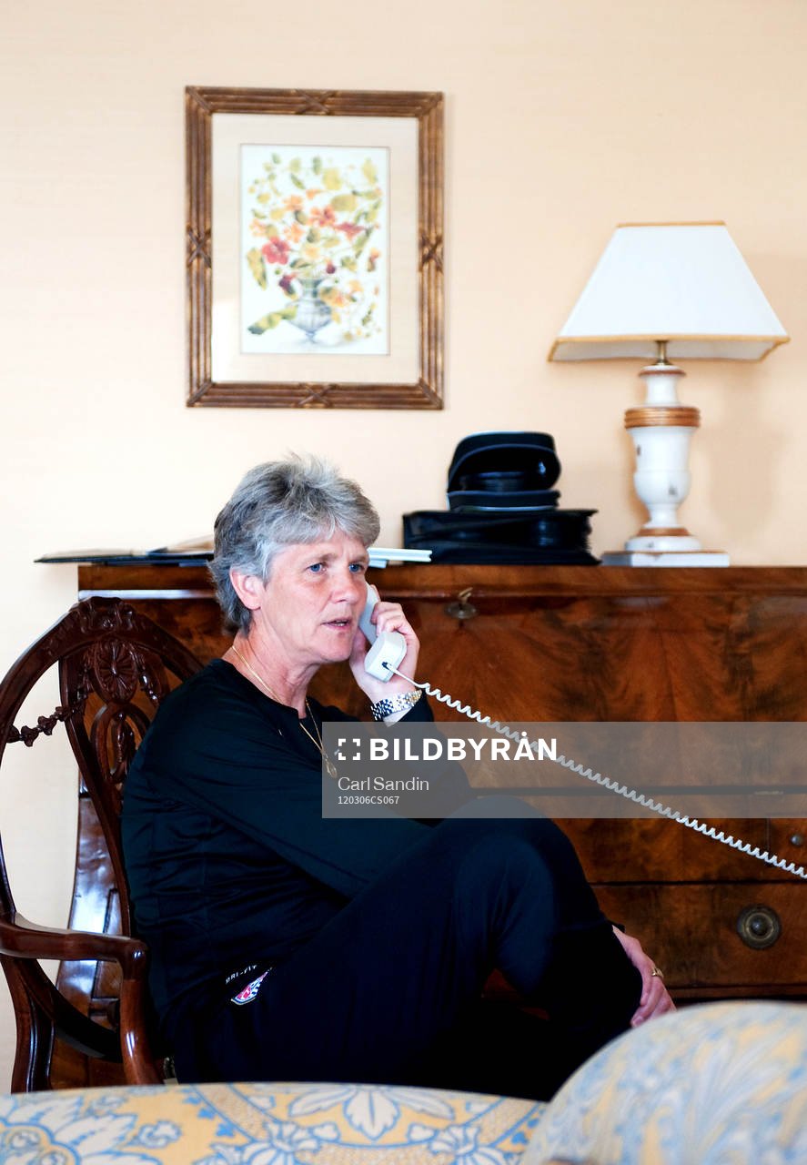 Pia Sundhage, förbundskapten, USA, pratar i telefon