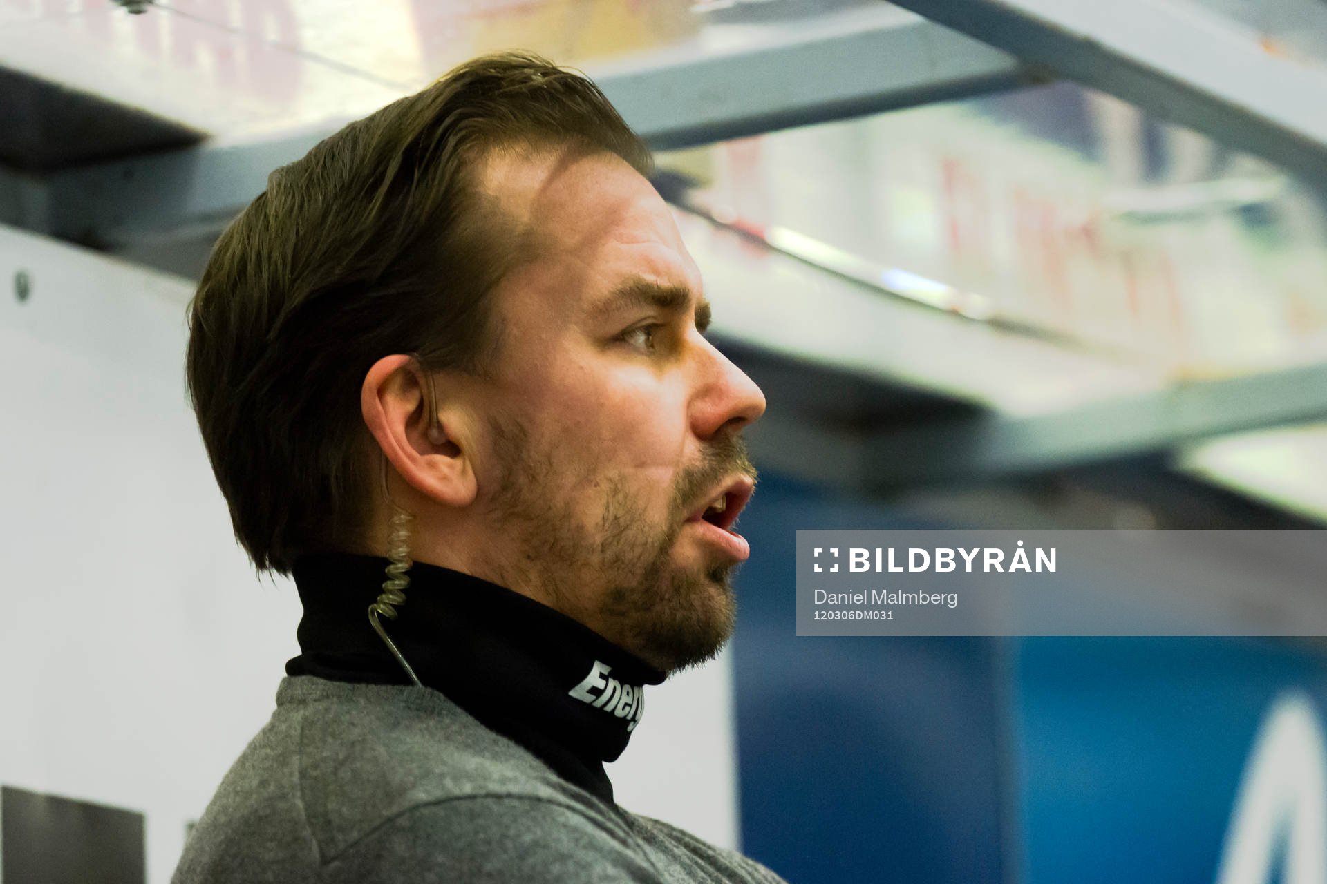 Nichlas Falk, tränare, med headset i örat