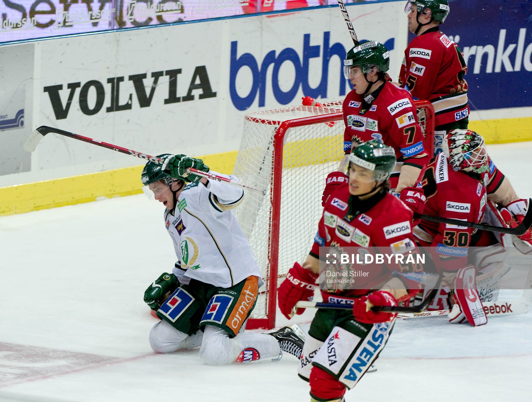 Per Öslund, Färjestad, gör 2-3 bakom Frederik Andersen,
