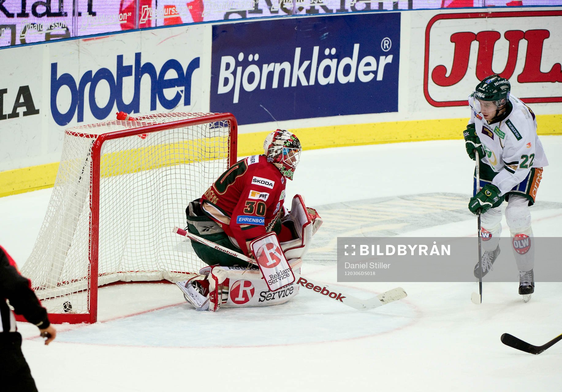 Per Öslund, Färjestad, gör 2-3 bakom Frederik Andersen,