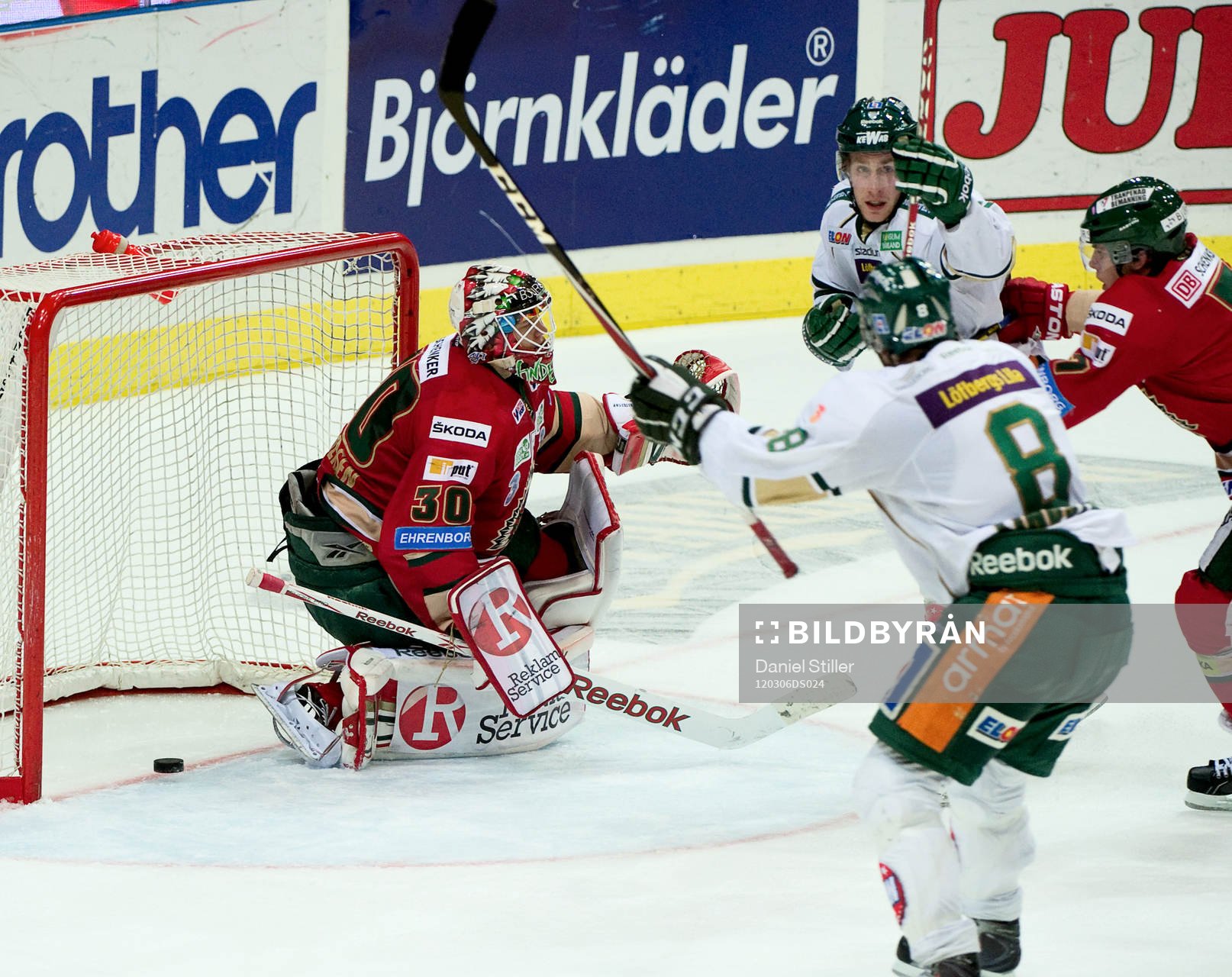 Per Öslund, Färjestad, gör 2-3 bakom Frederik Andersen,