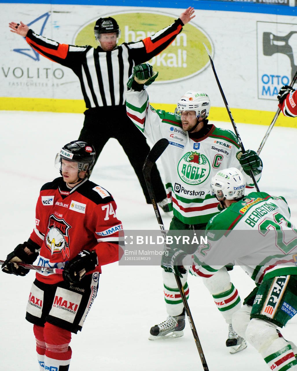 Rögle gör 4-4, tror dom men målet blir bortdömt.