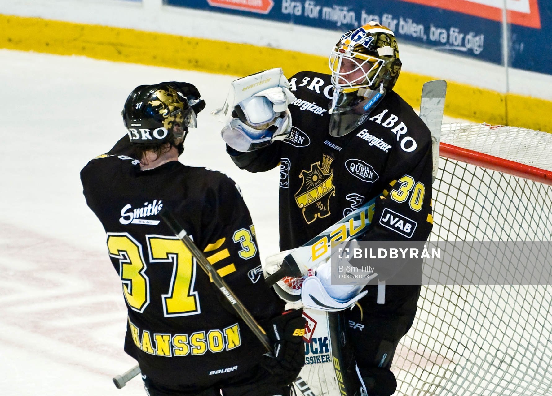 Viktor Fast, målvakt, AIK gratuleras