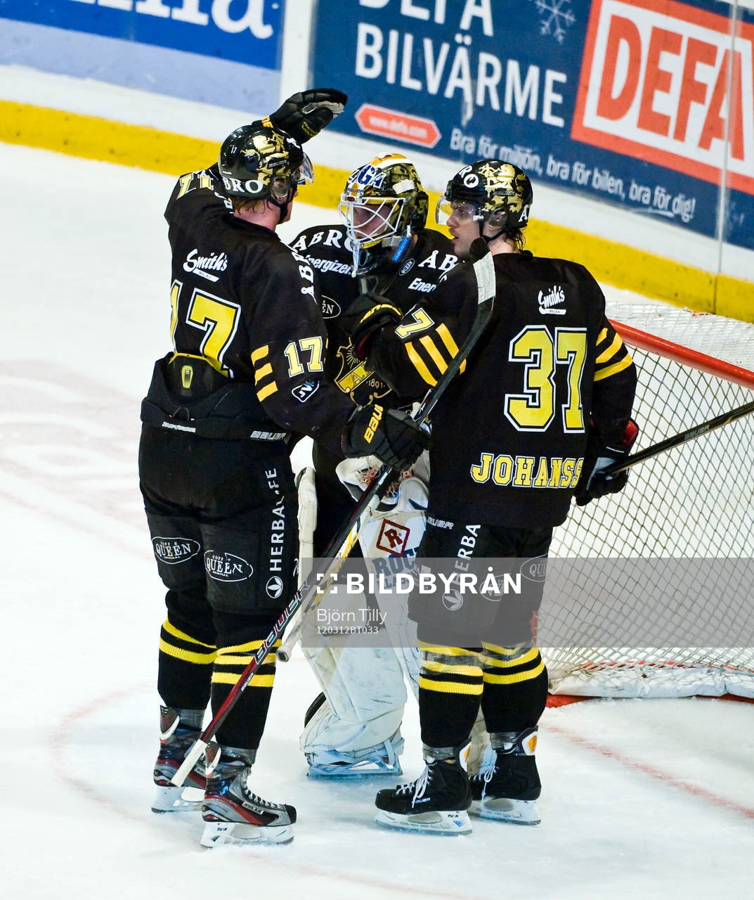 Viktor Fast, målvakt, AIK gratuleras
