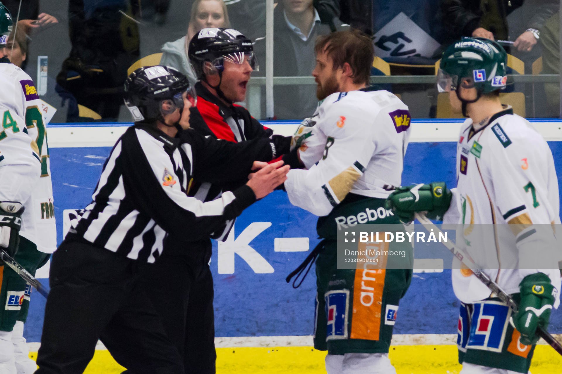 Sanny Lindström, Färjestad motas av domarna. Domare