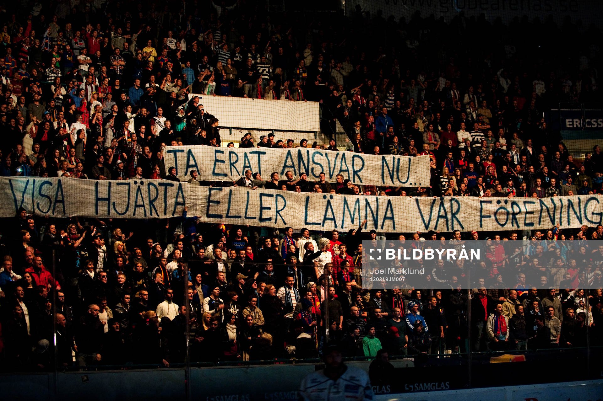 Djurgårdens klack med banderollen med budskapet: Ta erat