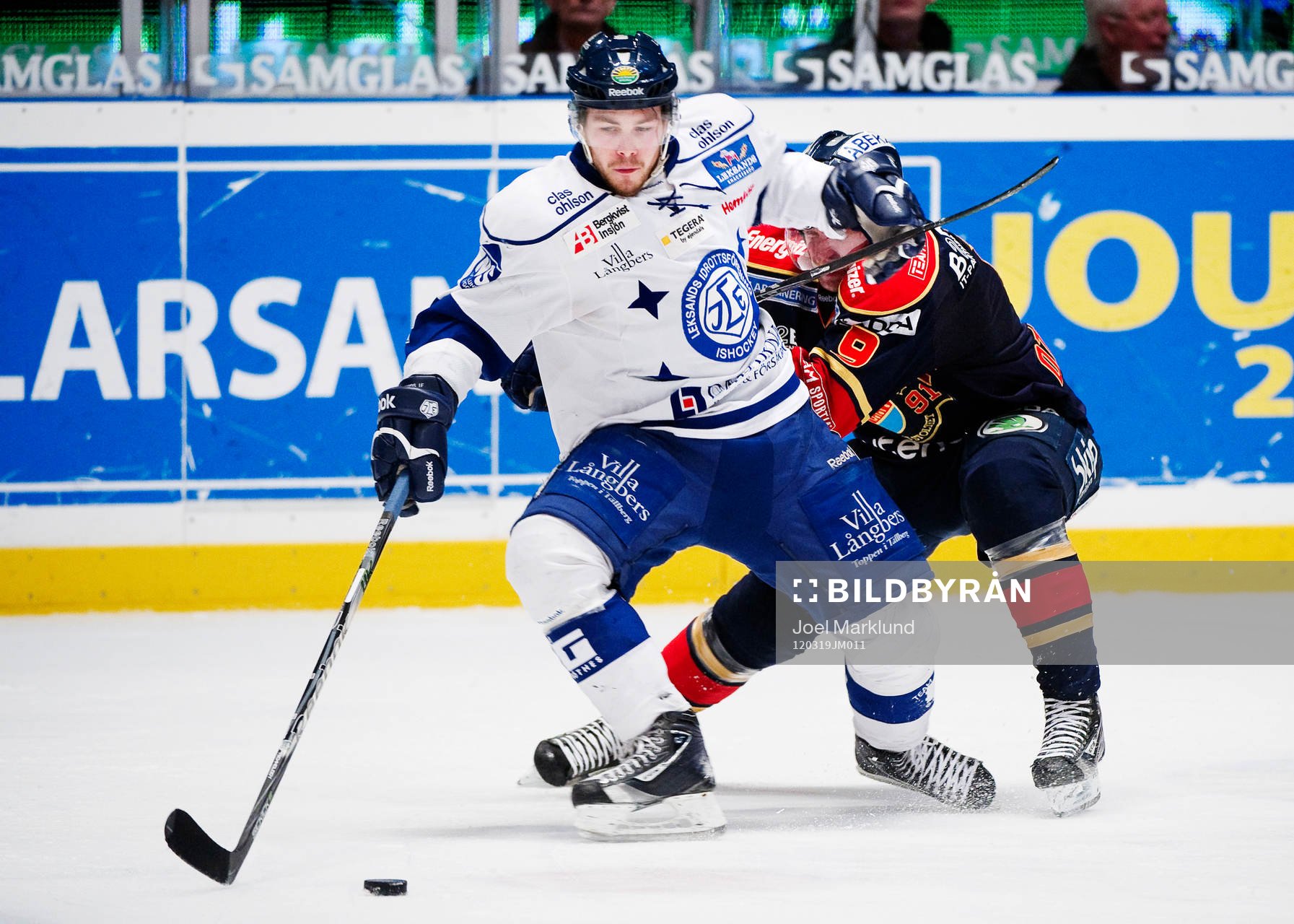 Mads Bödker, Leksand, tappar pucken i en duell med