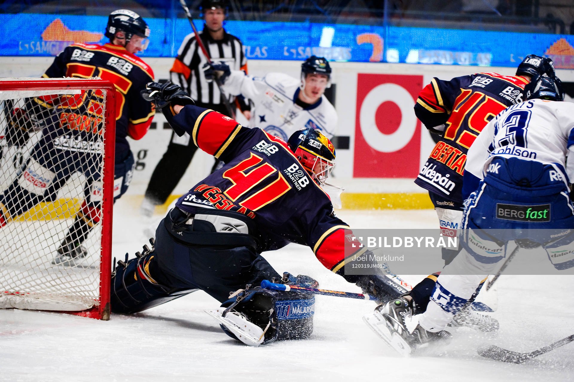 Gustaf Wesslau, målvakt, Djurgården, avvärjer en
