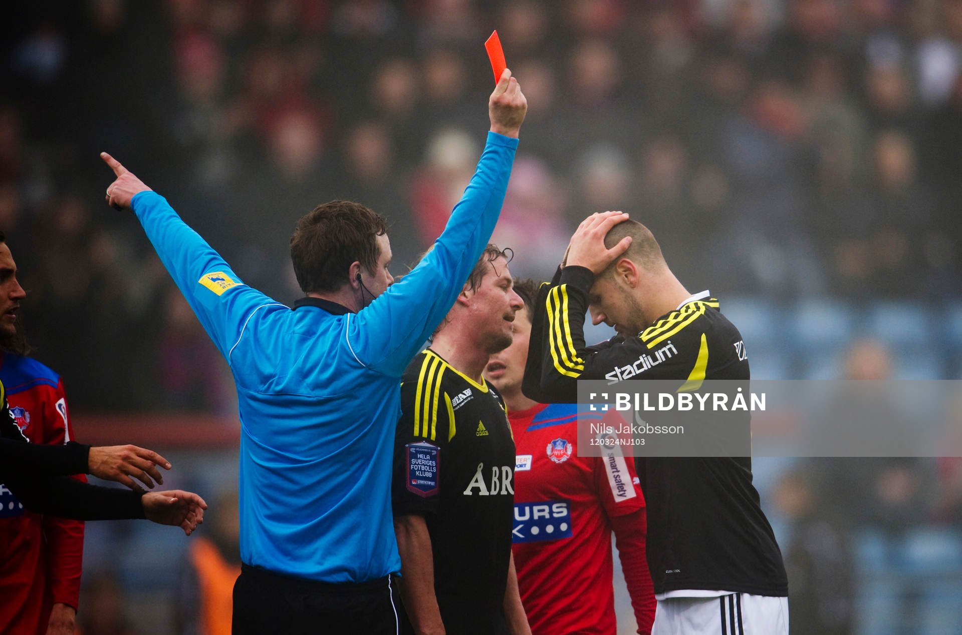 domare Markus Strömbergsson ger Alexander Milosevic, AIK