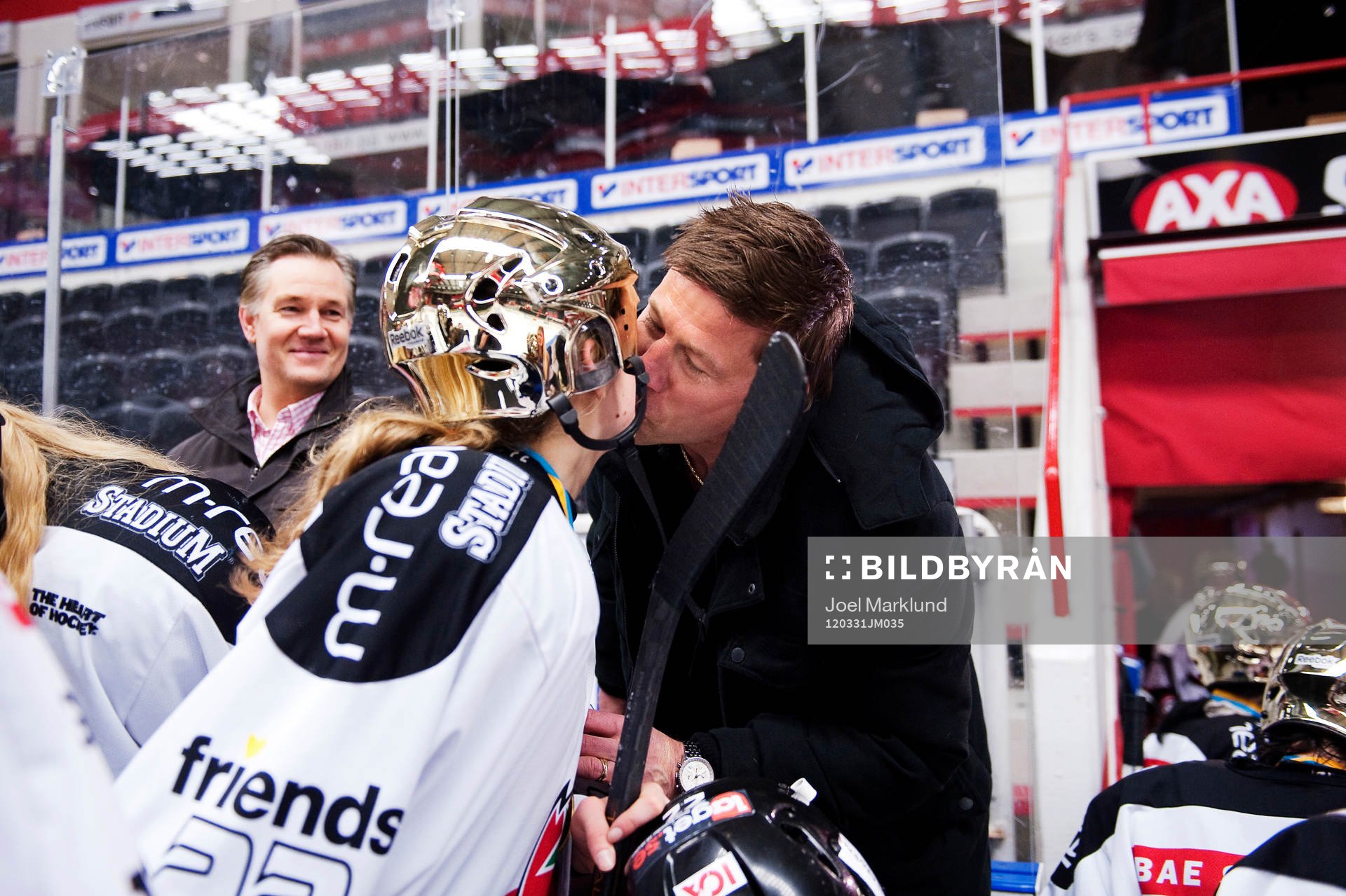 Victoria Samuelsson, Modo, får en segerpuss av sin pappa