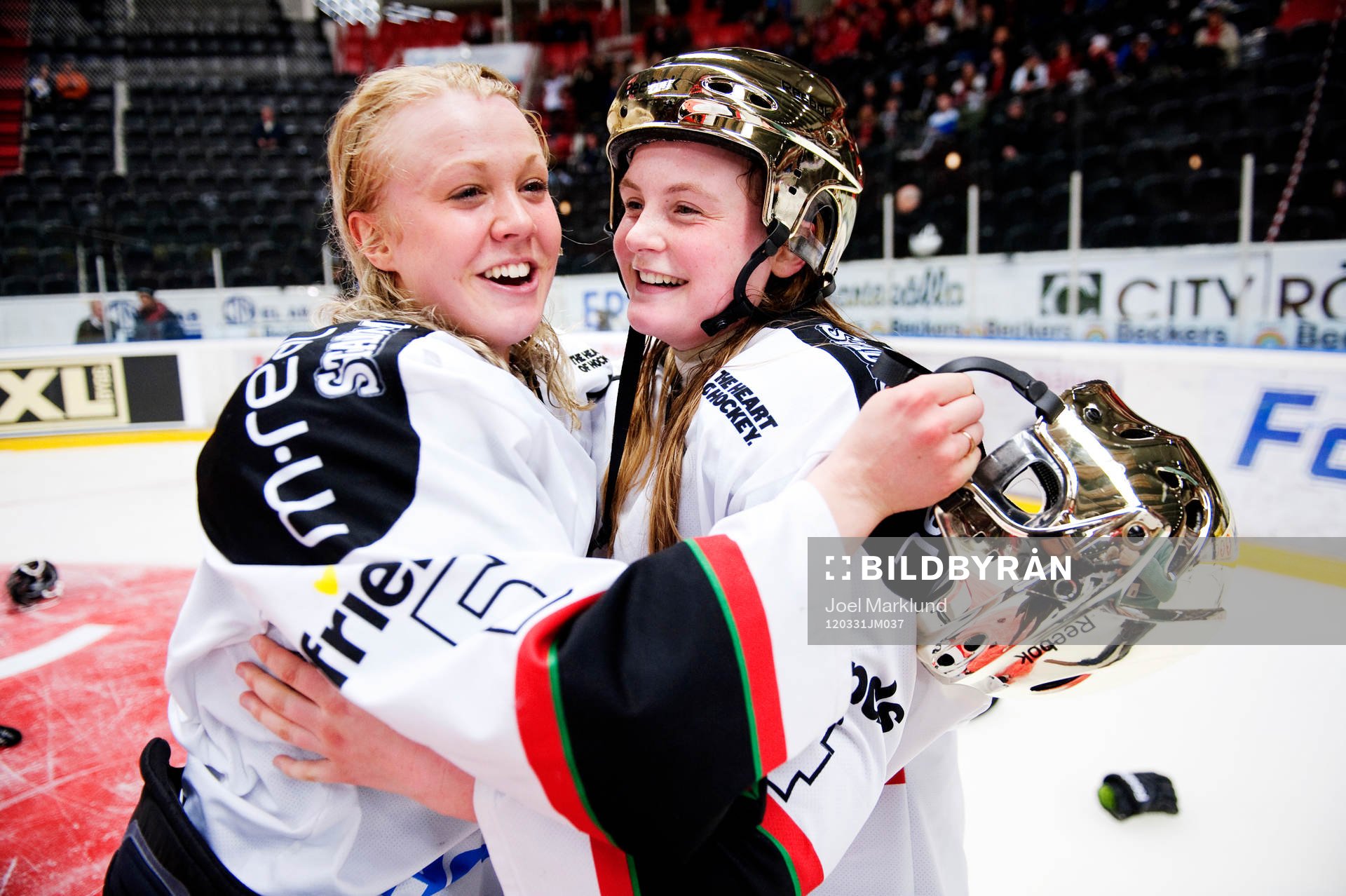 Johanna Olofsson och Malin Axelsson, Modo, kramar om
