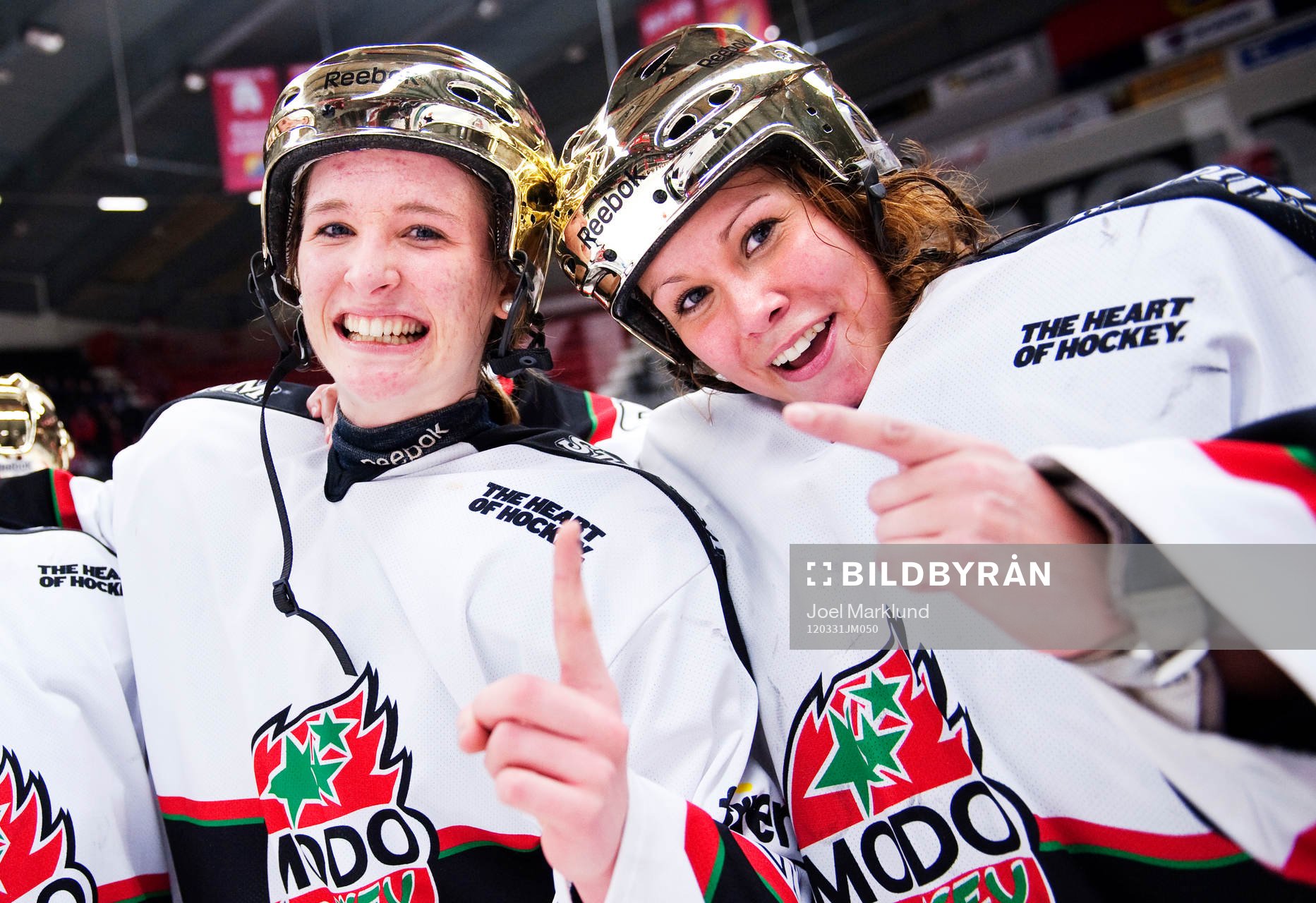Målskytten Maria Lind och målvakten Valentina Lizana,